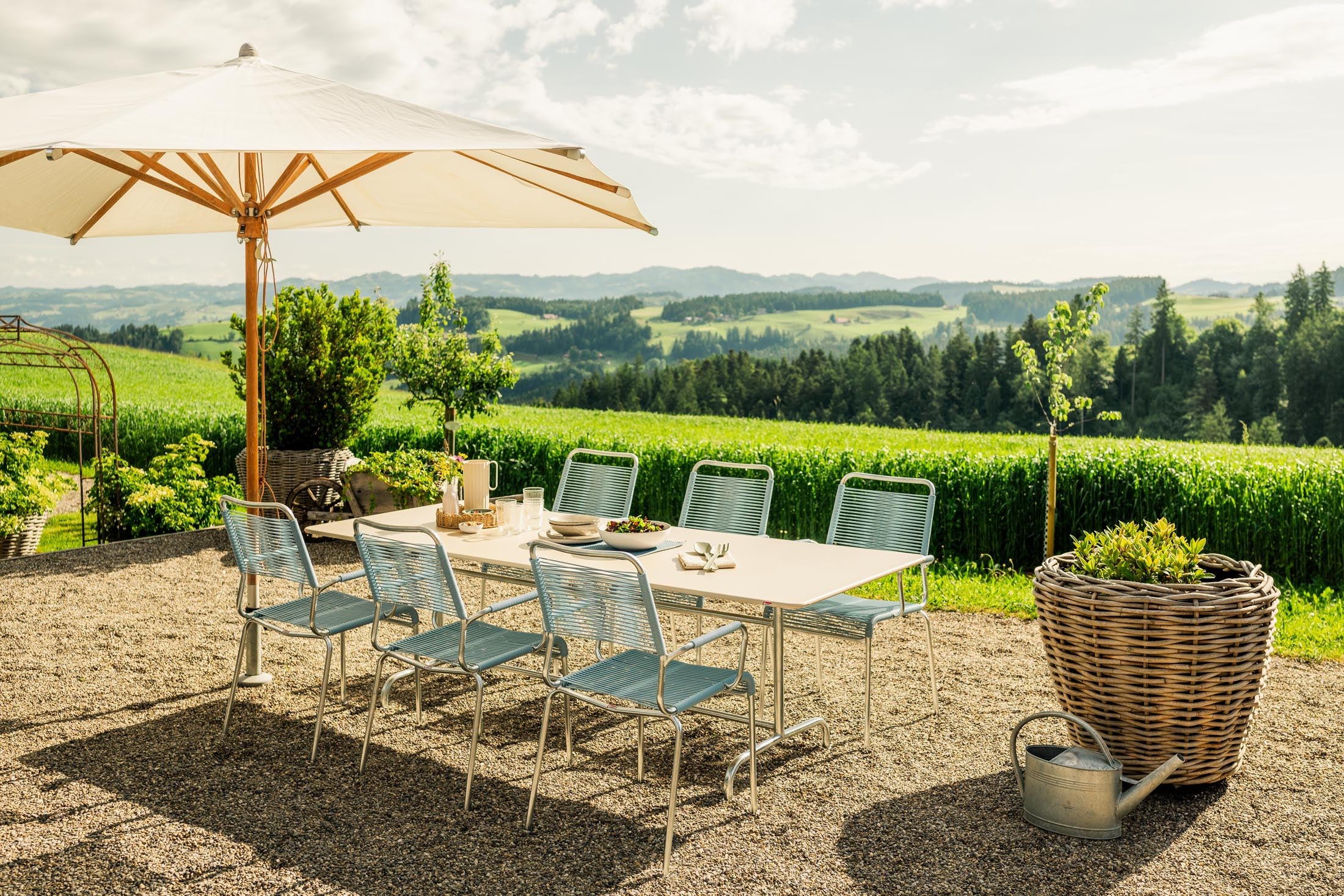 Robuster, klappbarer Metall-Gartentisch 240x80 cm, wetterfest, pflegeleicht, elegantes Design, made in Switzerland – perfekt für Garten, Balkon oder Terrasse.