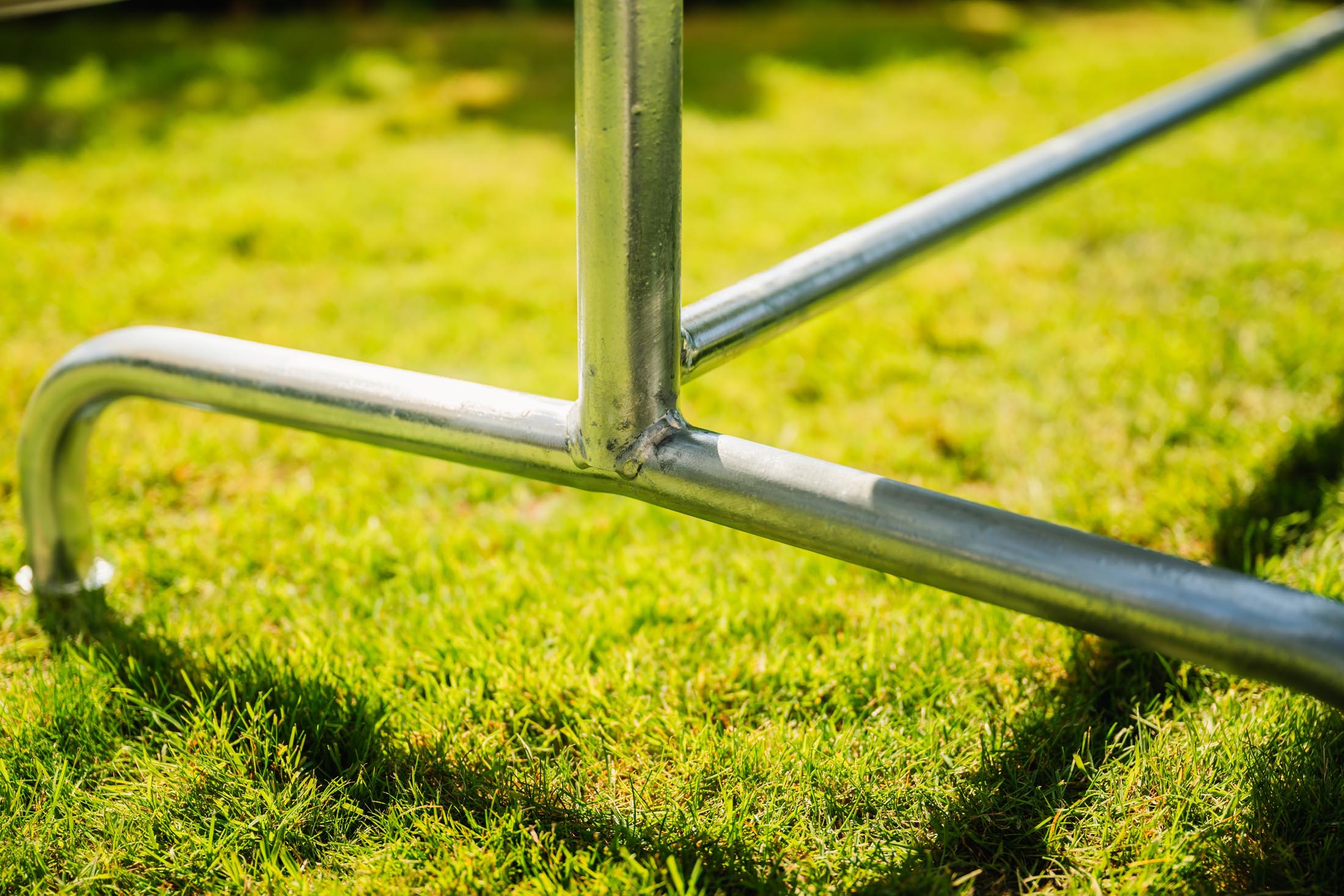 Robuster, klappbarer Metall-Gartentisch 240x80 cm aus Schweizer Produktion, wetterfest, elegant, platzsparend und perfekt für Garten, Balkon oder Terrasse.