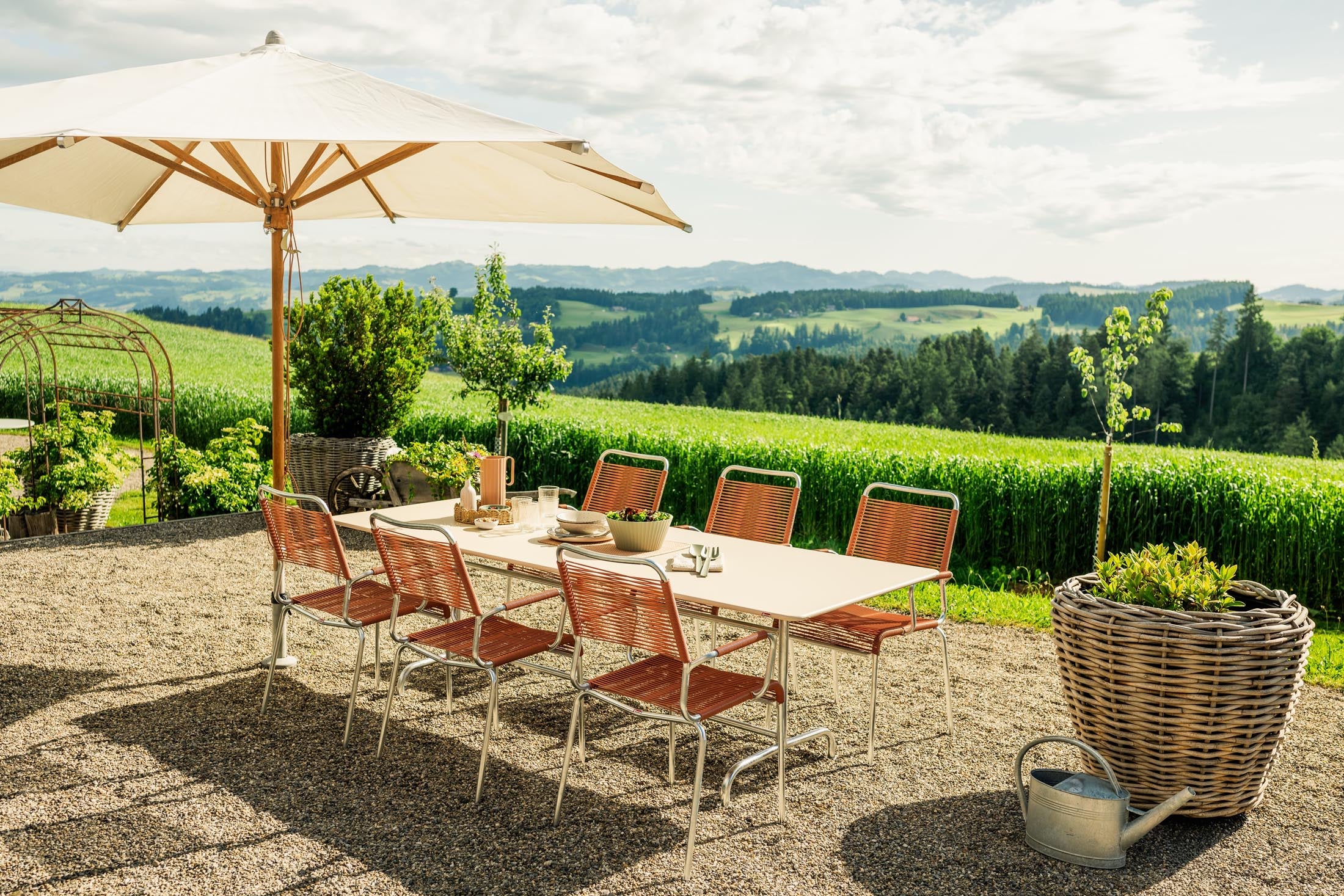 Hochwertiger, klappbarer Metall-Gartentisch 240x80 cm aus Schweizer Produktion, wetterfest, langlebig und stilvoll – perfekt für Garten, Terrasse oder Balkon.