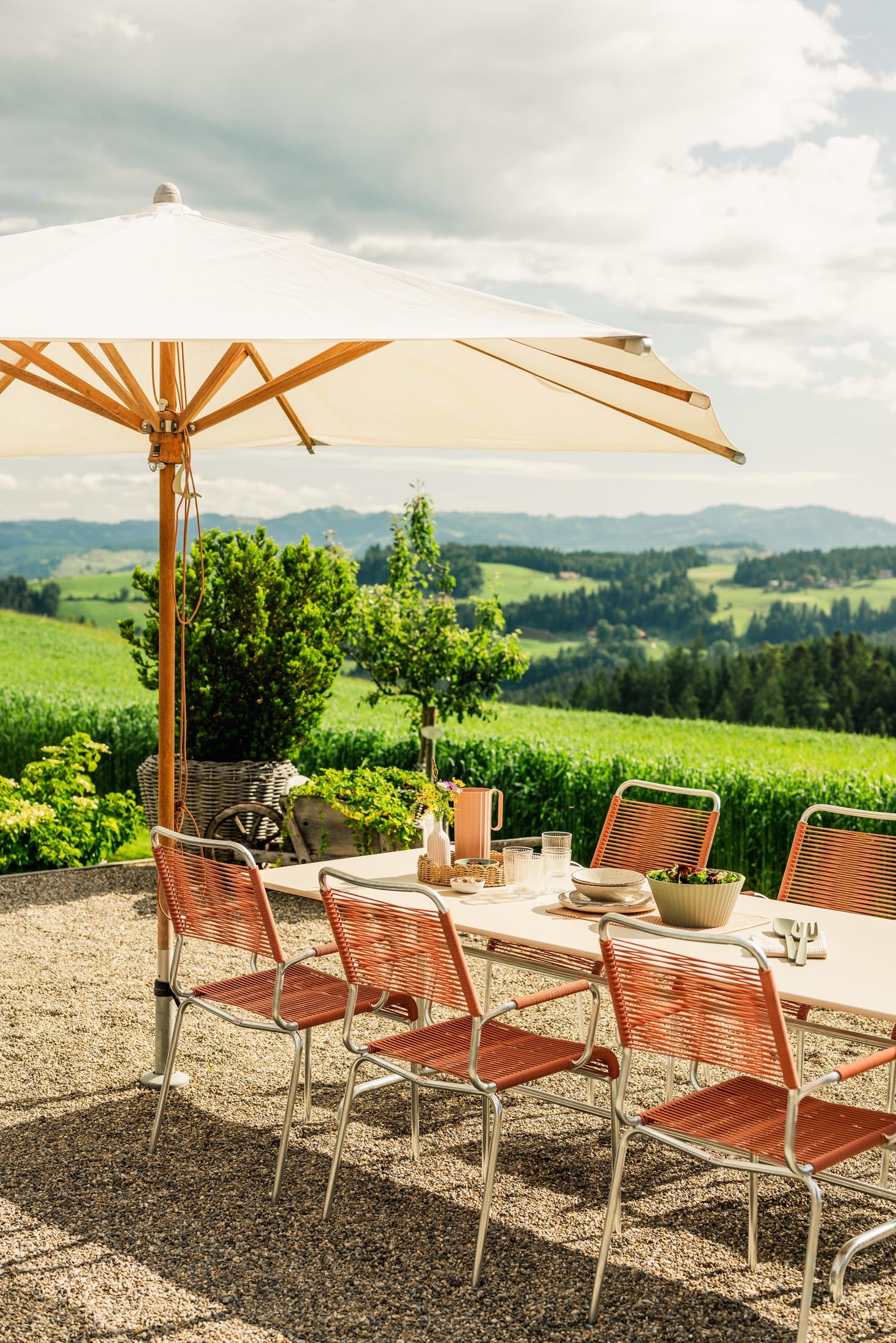 Robuster, wetterfester Metall-Gartentisch 240x80 cm, klappbar, langlebig und elegant – ideal für Garten, Balkon oder Terrasse. Schweizer Qualität.