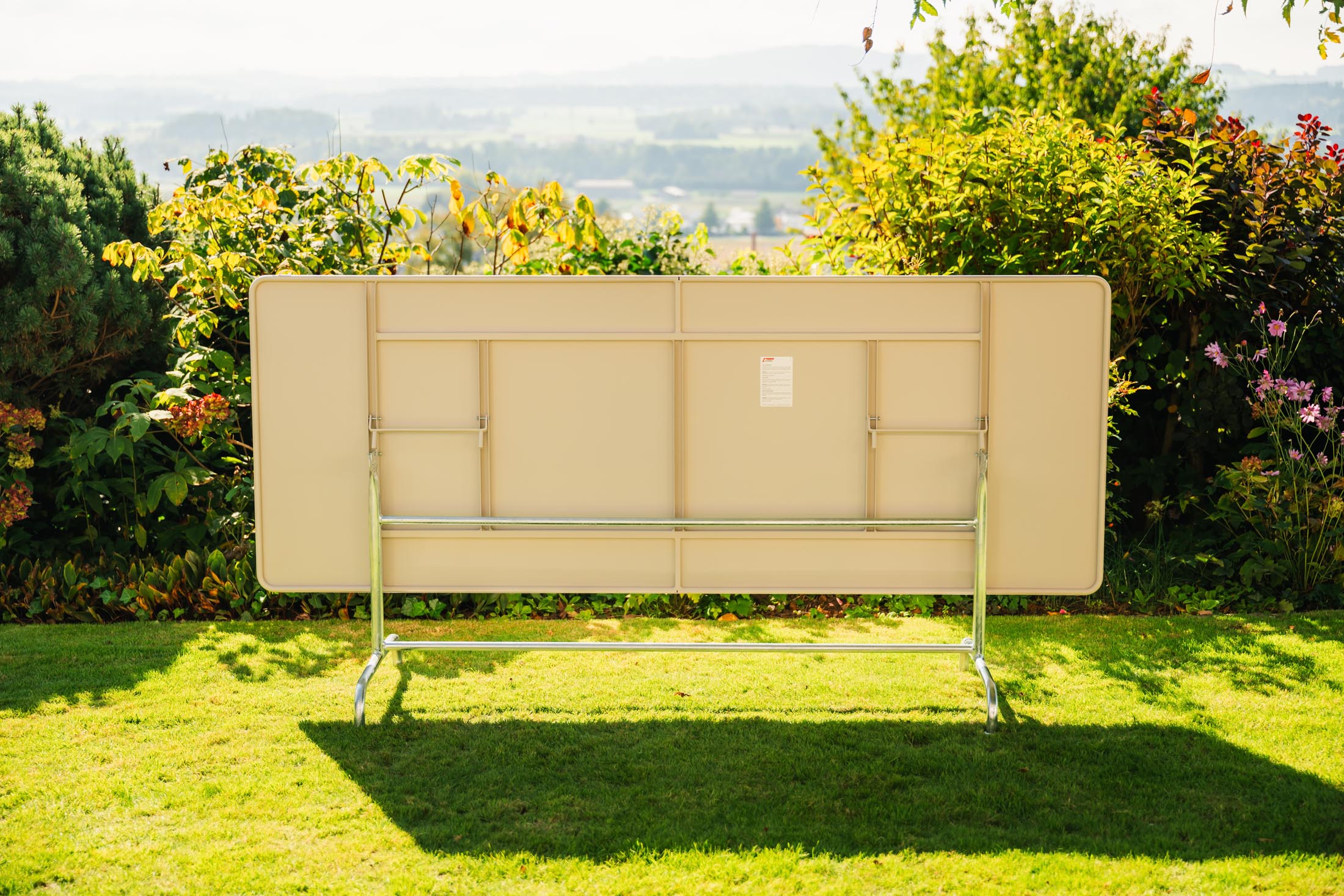 Hochwertiger, klappbarer Metall-Gartentisch 240x80 cm aus Schweizer Produktion, wetterfest, langlebig und stilvoll – perfekt für Garten, Balkon oder Terrasse.