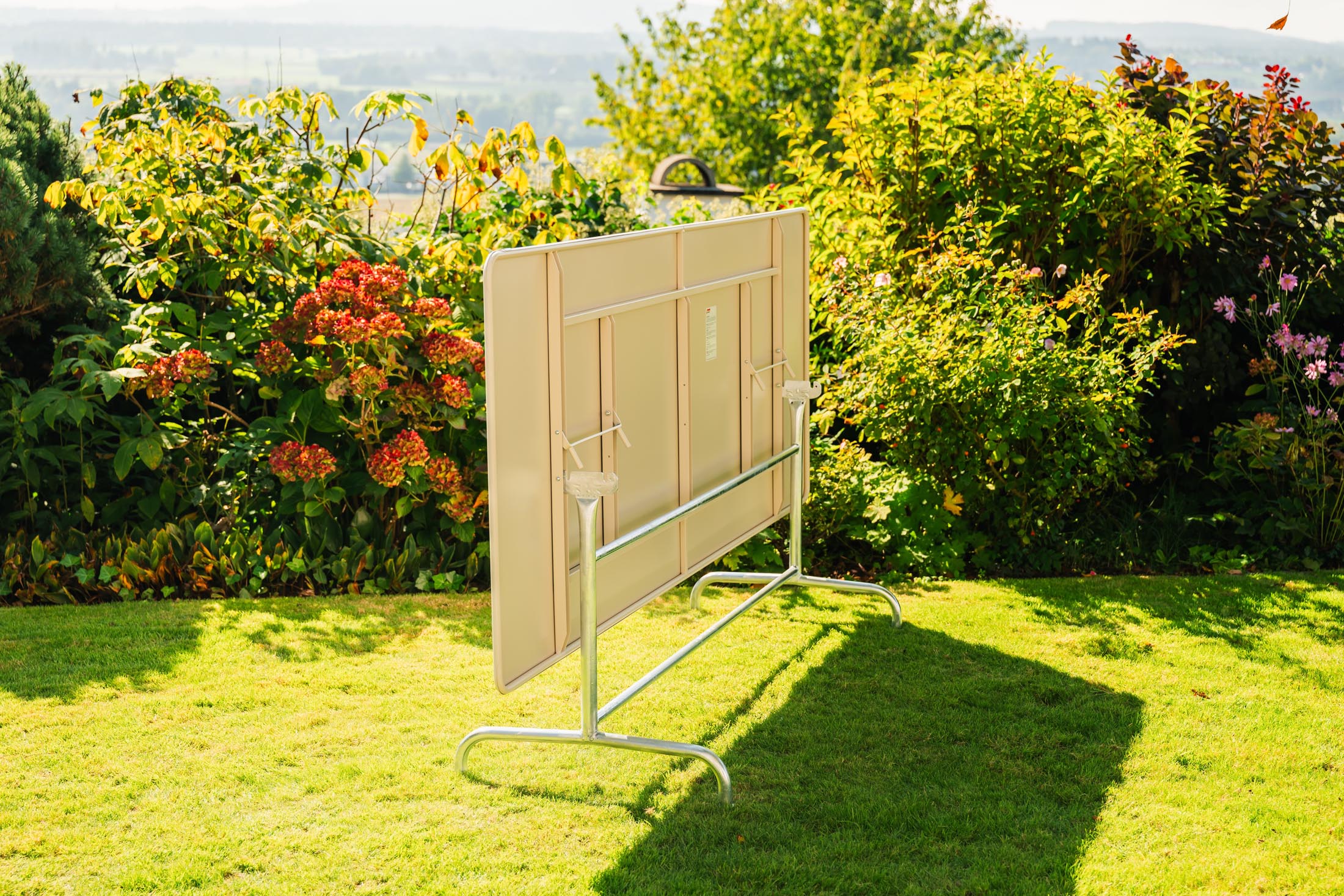 Robuster, wetterfester Metall-Gartentisch 240x80 cm, klappbar, langlebig und elegant – ideal für Garten, Balkon oder Terrasse. Schweizer Qualität.