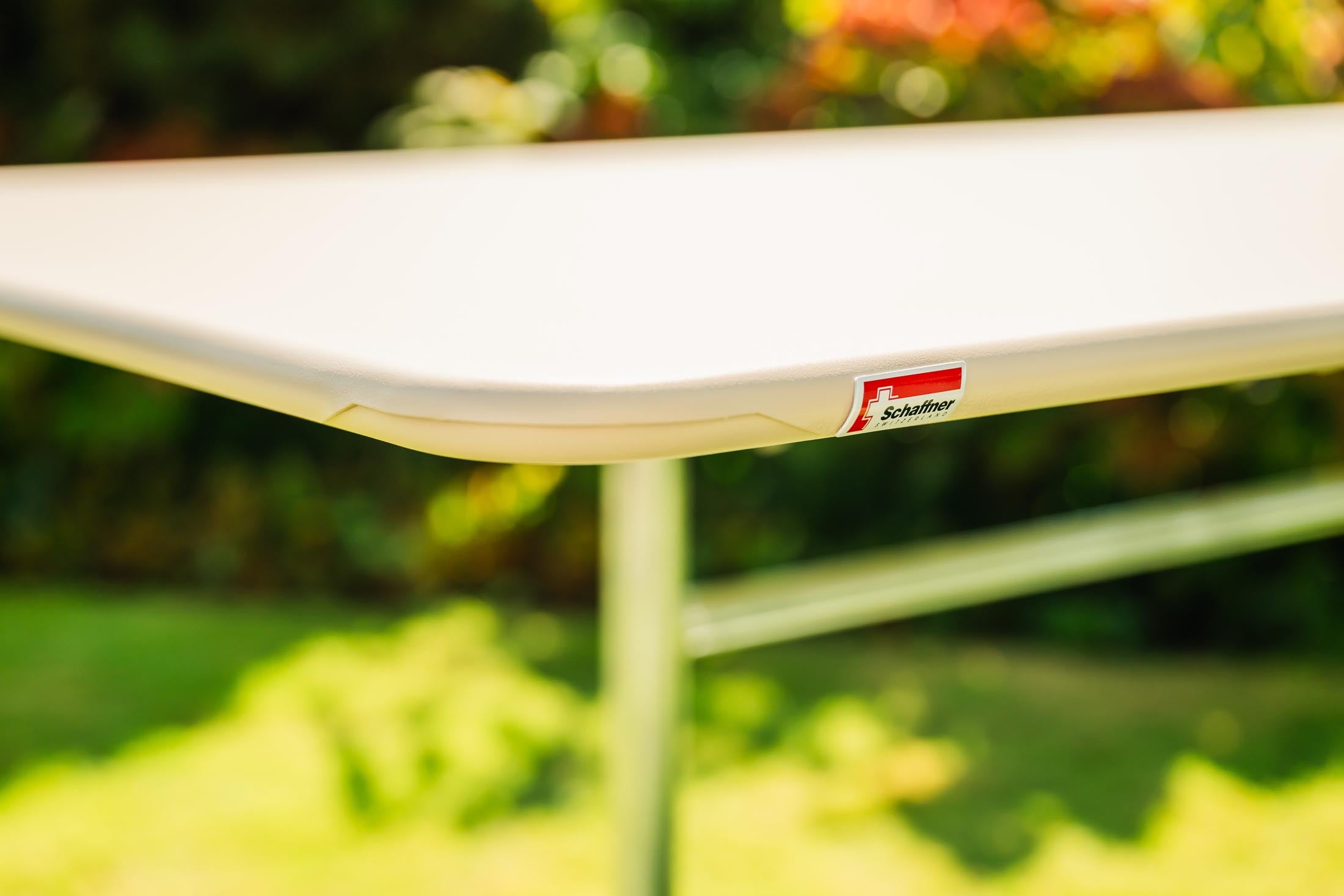 Hochwertiger, klappbarer Metall-Gartentisch 240x80 cm, wetterfest, langlebig und stilvoll. Perfekt für Garten, Balkon oder Terrasse. Made in Switzerland.