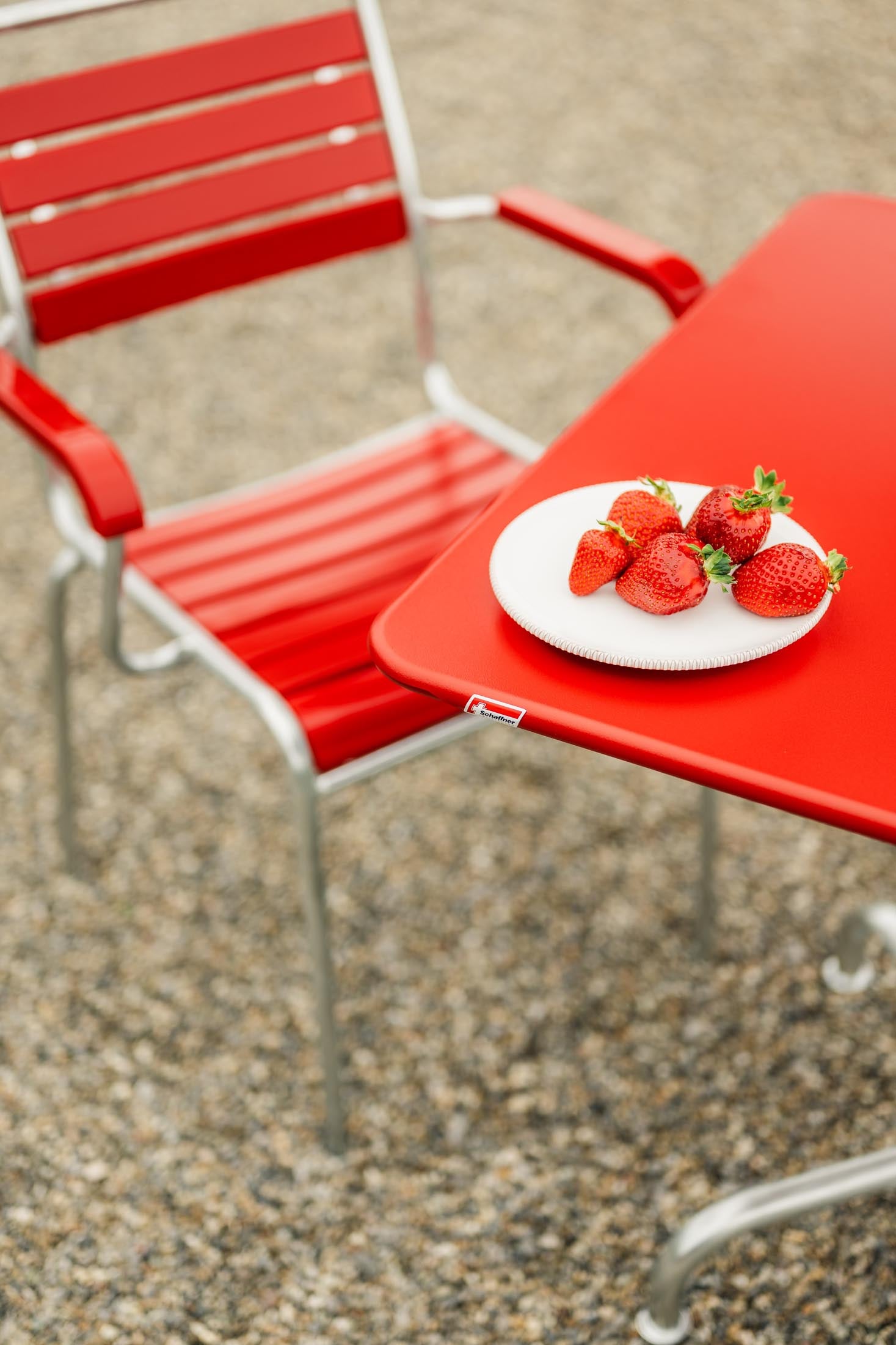 Hochwertiger, klappbarer Rigi Metall-Gartentisch 70x70 aus wetterfestem Stahl, langlebig, stilvoll und platzsparend – ideal für Garten, Balkon und Terrasse.