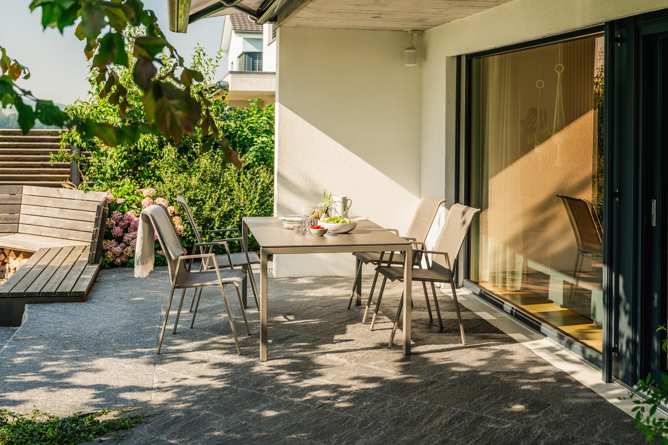 Luzern Glasfaser-Gartentisch 140x80 in Stromboli dunkel / Champagner präsentiert im Onlineshop von KAQTU Design AG. Gartentisch ist von Schaffner