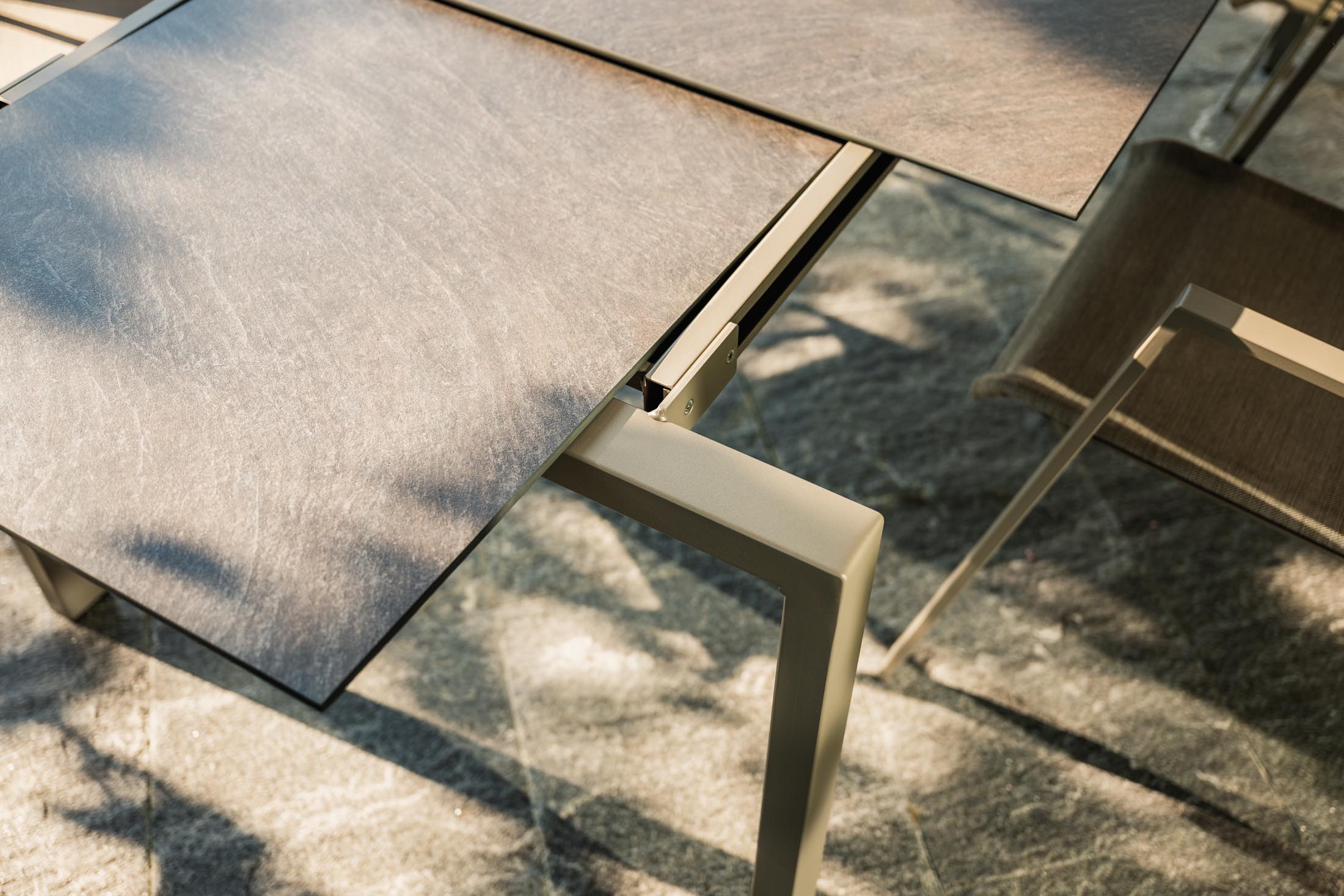 Säntis Metall-Beistelltisch Outdoor ø54 / 50 in Gelb / Feuerverzinkt präsentiert im Onlineshop von KAQTU Design AG. Beistelltisch Outdoor ist von Schaffner