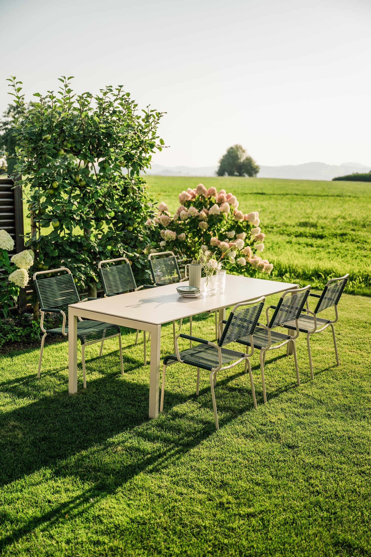 Luzern Glasfaser-Gartentisch 140/200x80 ausziehbar in Stromboli dunkel / Champagner präsentiert im Onlineshop von KAQTU Design AG. Gartentisch ist von Schaffner