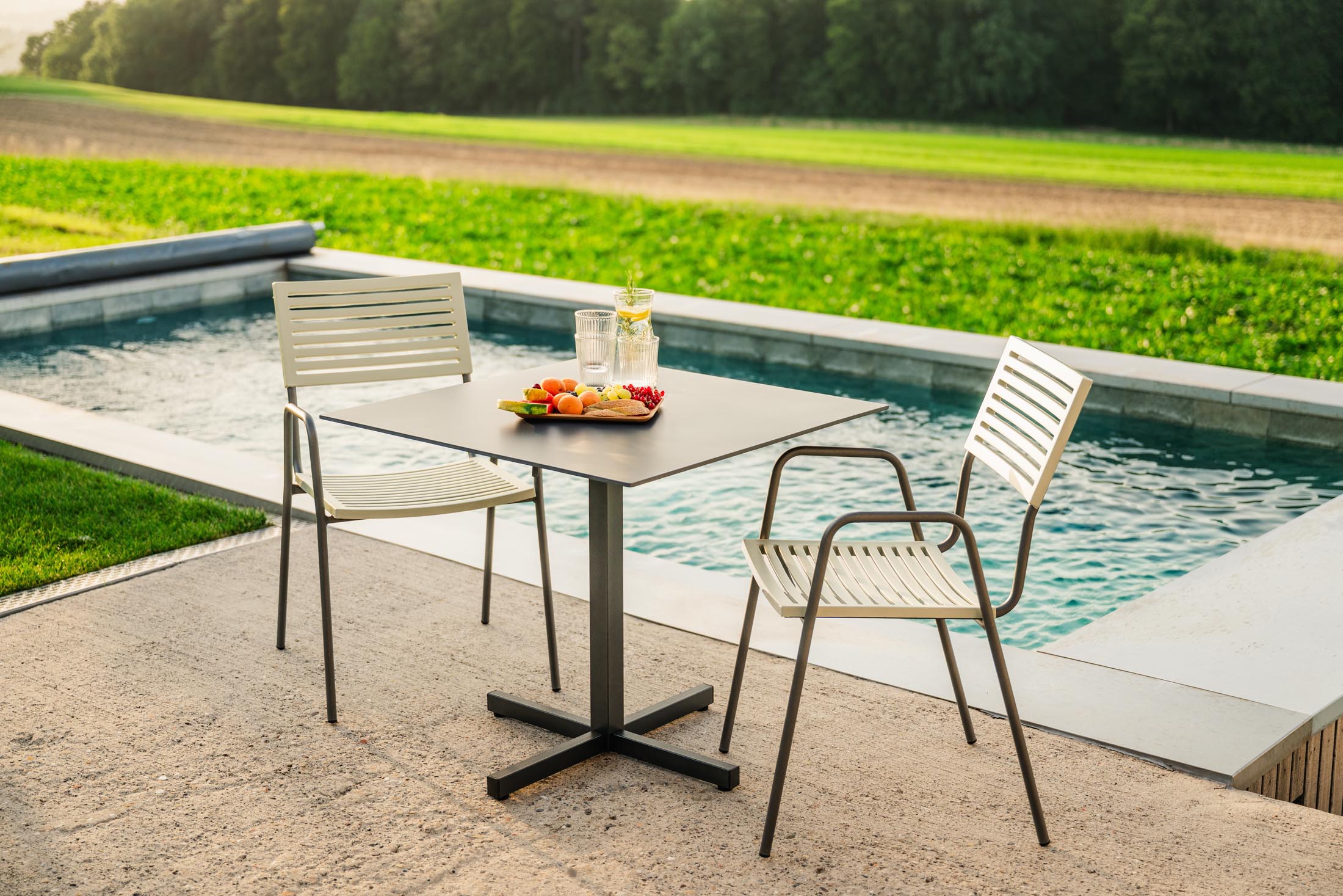 Eleganter, wetterfester Luzern Glasfaser-Gartentisch 80x80 cm, klappbar, UV-beständig, pflegeleicht und langlebig – perfekt für flexible Gartenabende.