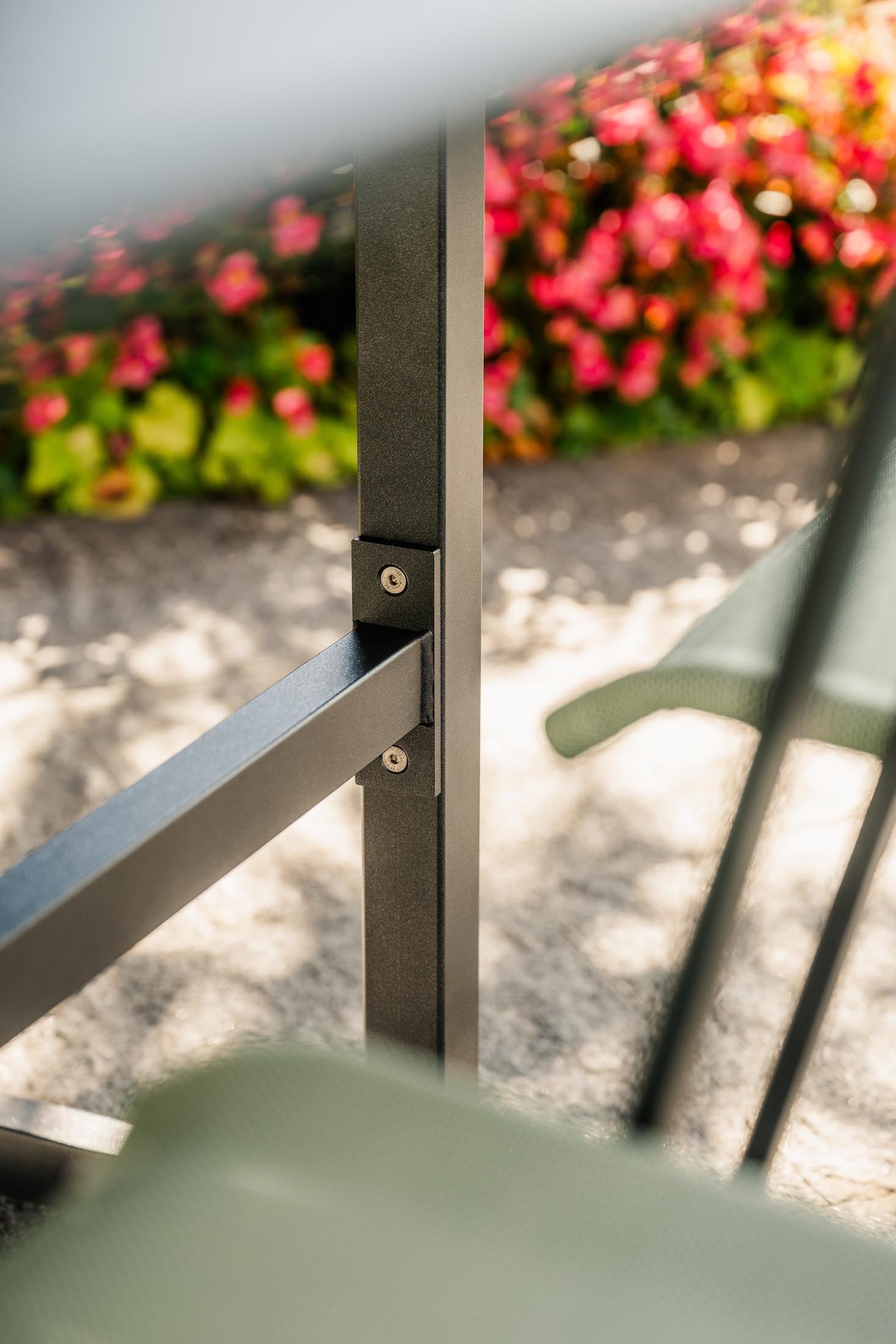 Eleganter, wetterfester Luzern Glasfaser-Gartentisch 120x80 cm, klappbar, langlebig, Swiss Made, ideal für Garten, Balkon und Terrasse.