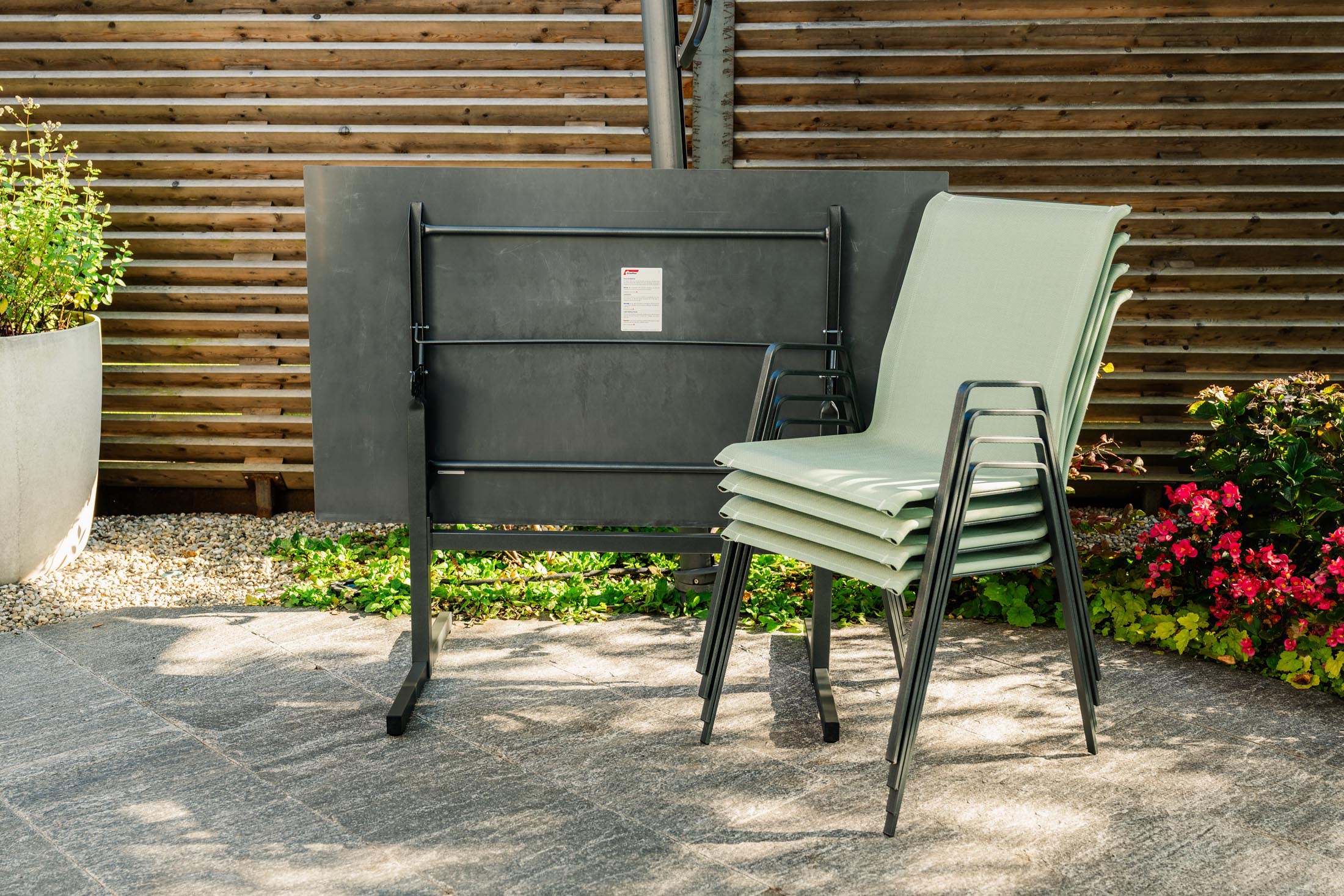 Hochwertiger, wetterfester Luzern Glasfaser-Gartentisch 120x80 cm, klappbar und langlebig. Elegantes Design, Swiss Made, ideal für Garten, Balkon und Terrasse.