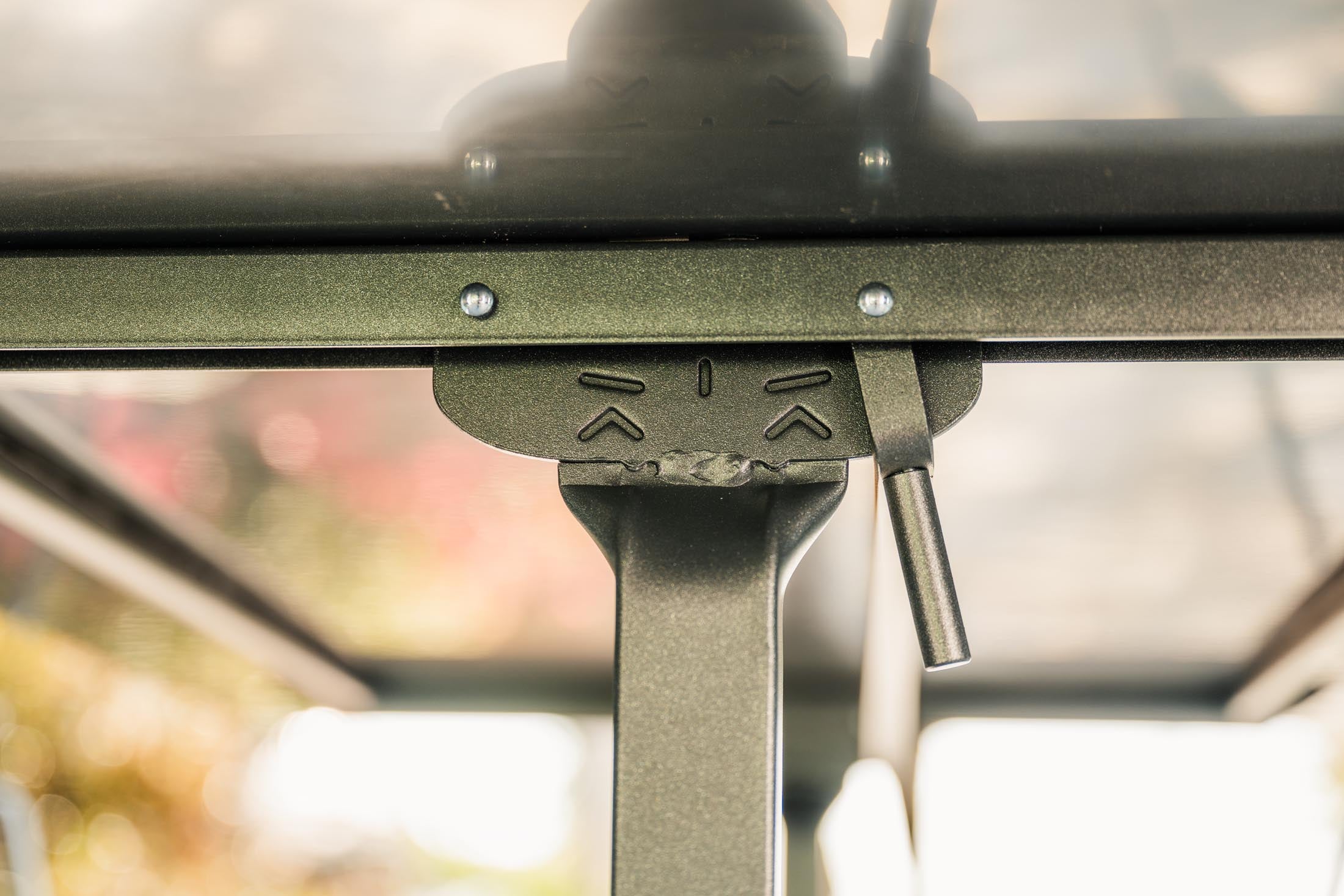 Eleganter, klappbarer Luzern Gartentisch aus Glasfaser, UV- und hitzebeständig, wetterfest, langlebig, Swiss Made – perfekt für stilvolle Außenbereiche.