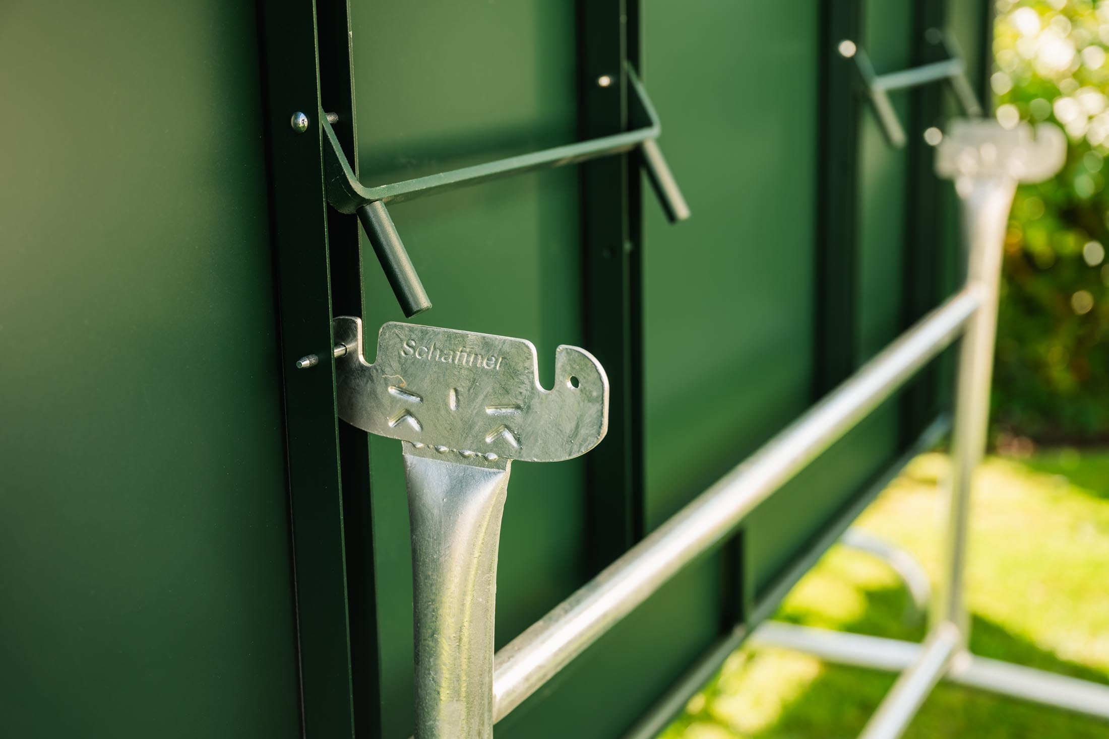 Robuster, klappbarer Metall-Gartentisch 180x80 cm von Schaffner. Wetterfest, stilvoll, langlebig und ideal für Garten, Balkon oder Terrasse.