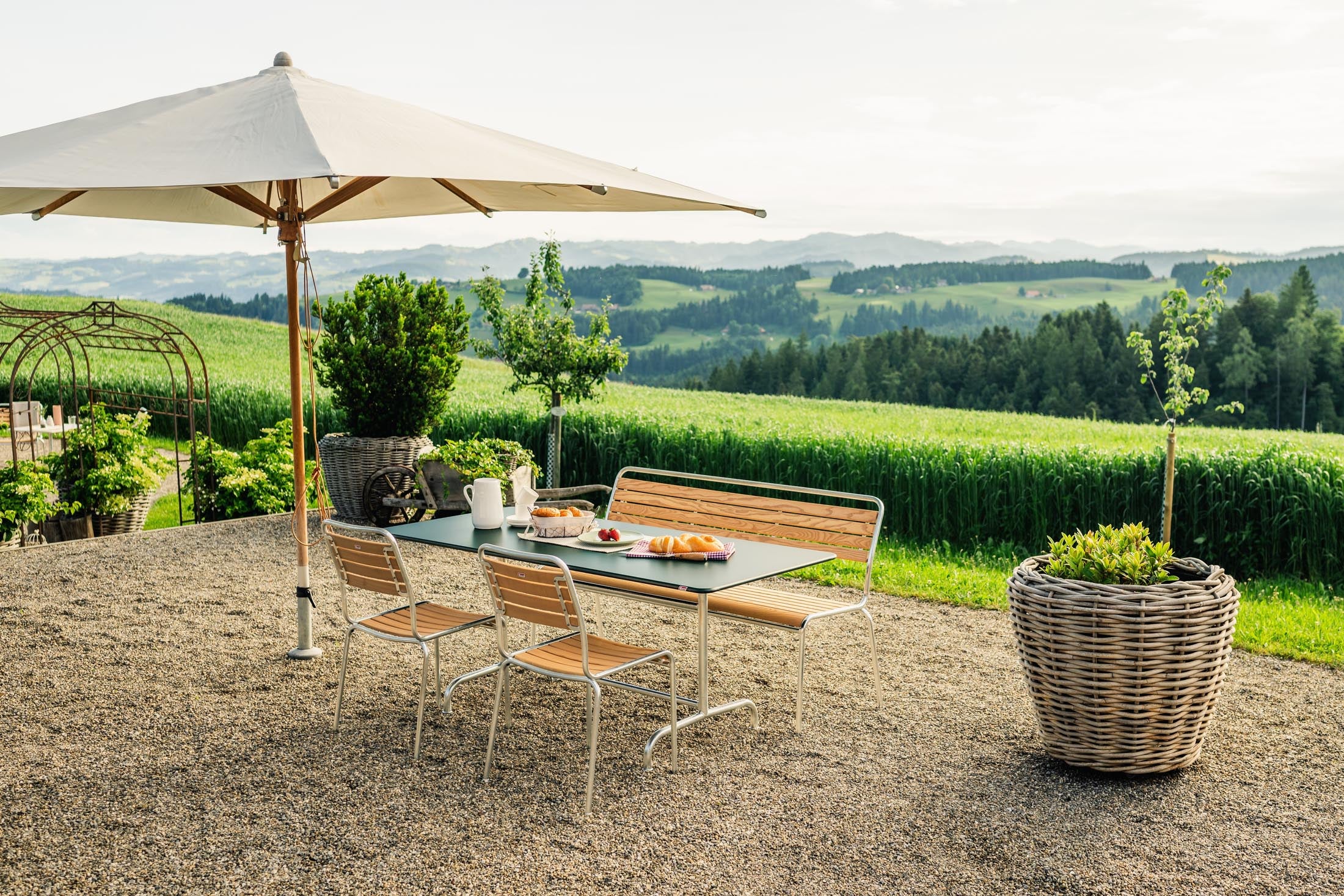 Robuster, klappbarer Metall-Gartentisch 180x80 cm von Schaffner. Wetterfest, elegantes Design, Schweizer Qualität – ideal für Garten, Balkon und Terrasse.