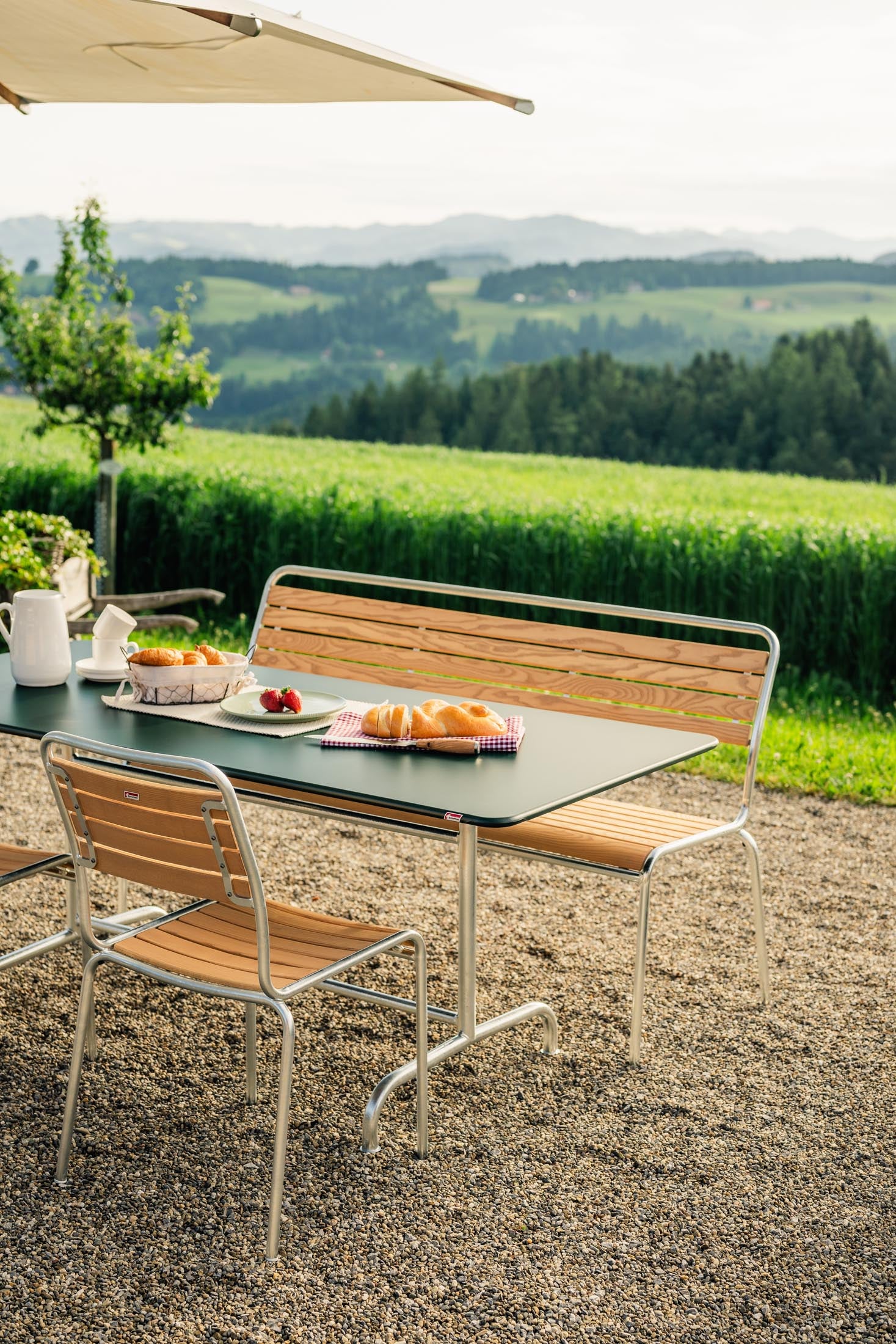 Rigi Metall-Gartentisch 180x90 klappbar in Tannengrün / Feuerverzinkt präsentiert im Onlineshop von KAQTU Design AG. Gartentisch ist von Schaffner