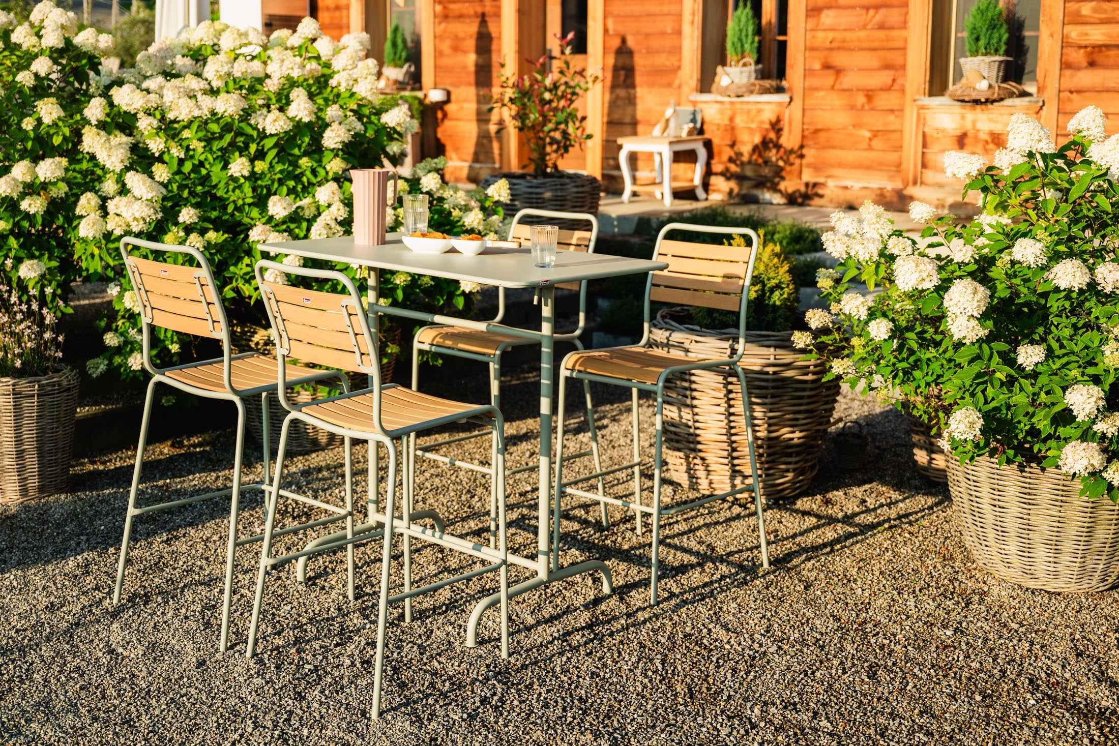 Rigi Metall-Stehtisch Outdoor 120x70 / 110 klappbar in Pastellsand / Feuerverzinkt präsentiert im Onlineshop von KAQTU Design AG. Hochtisch Outdoor ist von Schaffner
