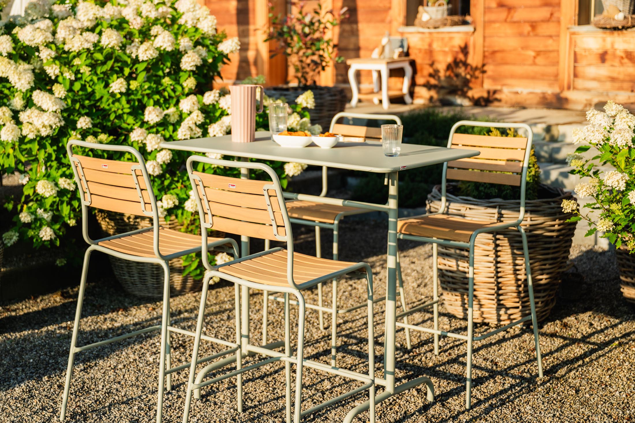 Robuster Rigi Metall-Stehtisch 120x70 / 110 klappbar, wetterfest und langlebig, ideal für Garten, Terrasse und Outdoor-Events. Schweizer Qualität.