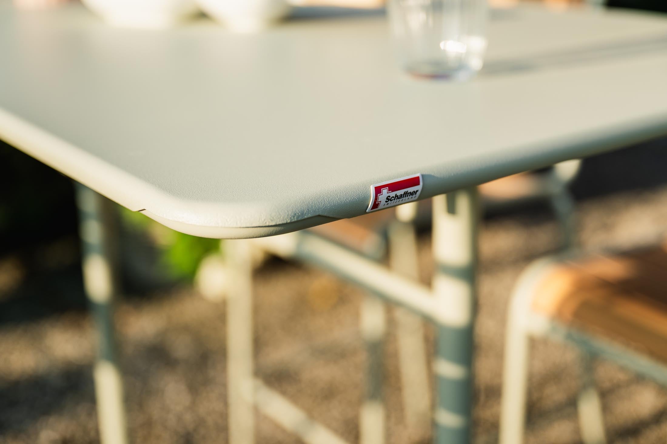 Rigi Metall-Stehtisch Outdoor 120x70 / 110 klappbar in Pastellsand präsentiert im Onlineshop von KAQTU Design AG. Hochtisch Outdoor ist von Schaffner