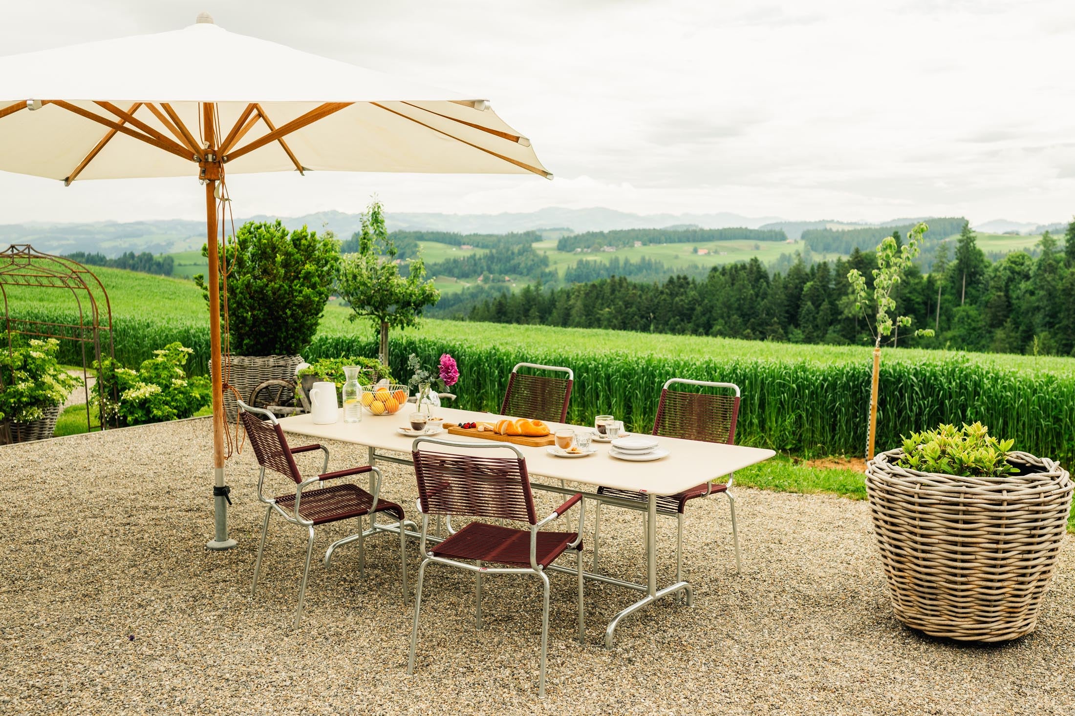 Robuster, wetterfester Rigi Metall-Gartentisch 240x90 cm von Schaffner, klappbar, platzsparend und elegant – perfekt für Garten, Balkon oder Terrasse.