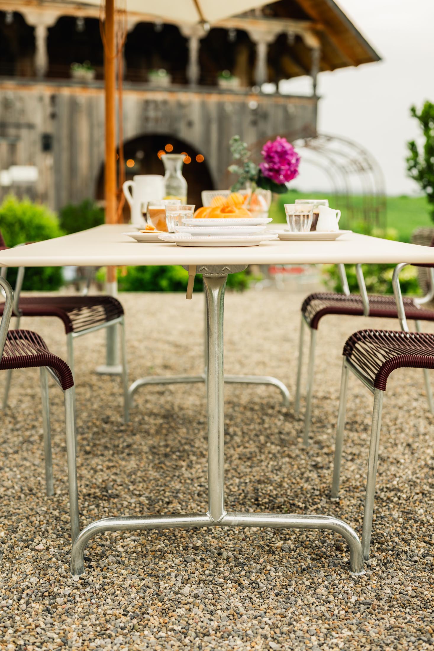 Robuster, wetterfester Rigi Metall-Gartentisch 240x90 cm mit klappbarer Funktion, eleganten Formen und nachhaltiger Schweizer Qualität für Garten, Balkon oder Terrasse.