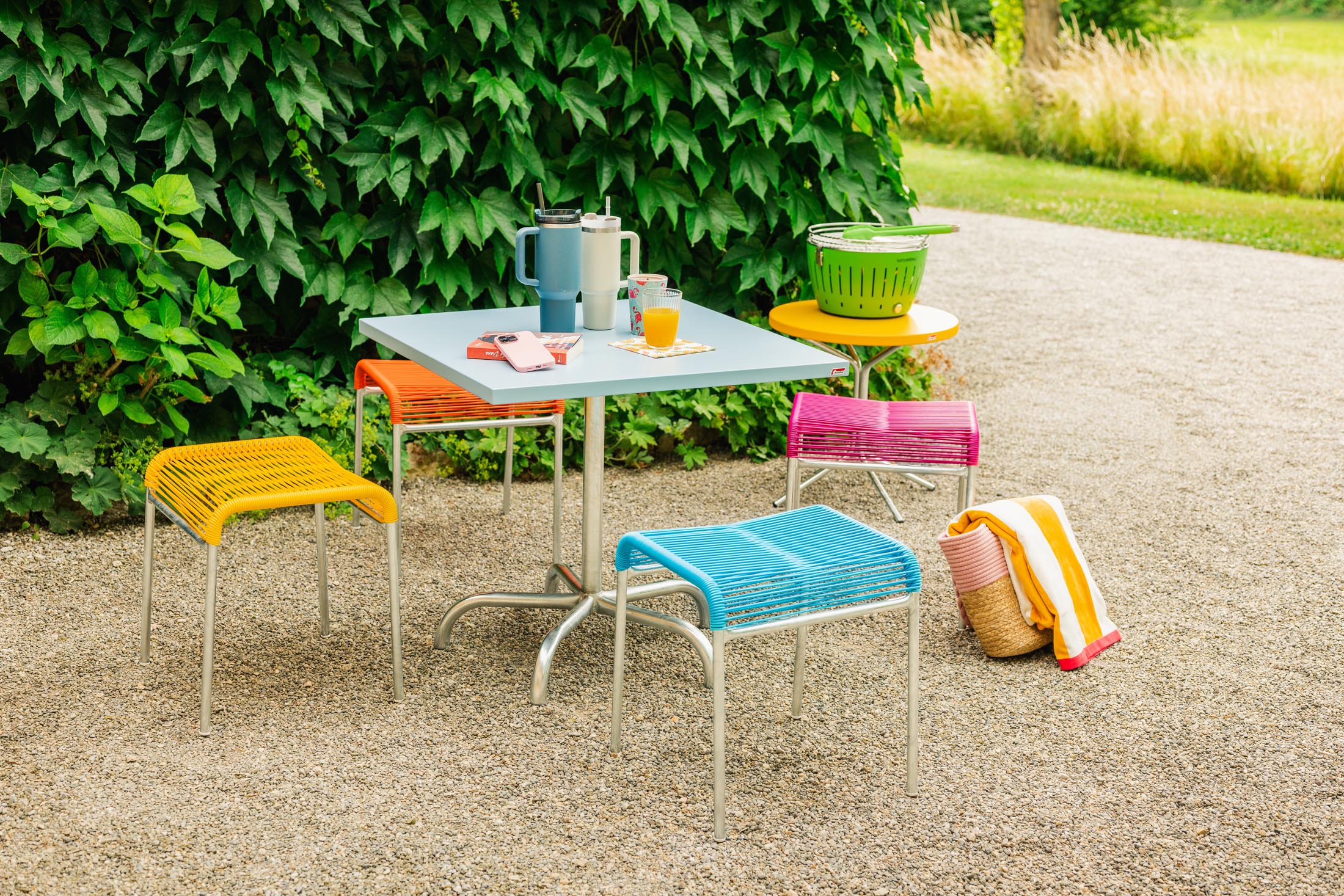 Robuster, klappbarer Metall-Gartentisch 90x90 cm, wetterfest, rostfrei, langlebig und platzsparend – perfekt für Garten, Balkon oder Terrasse von Schaffner.