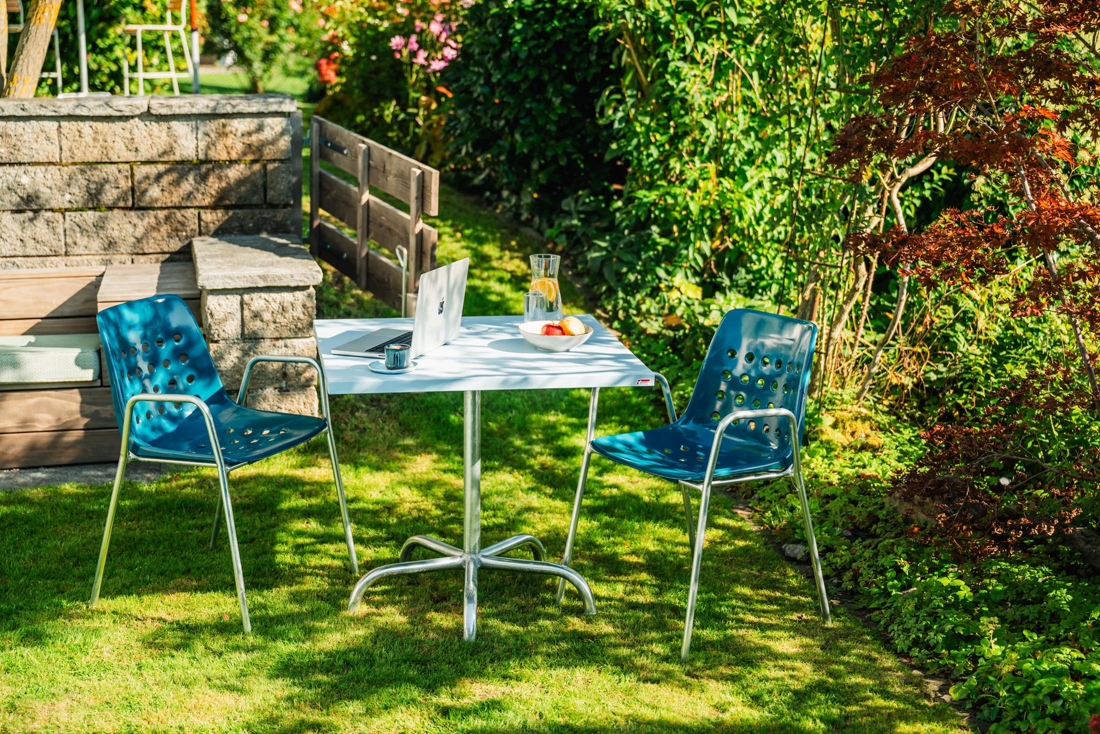 Hochwertiger Säntis Metall-Gartentisch 70x70 cm, klappbar, wetterfest, stabil, pflegeleicht, modernes Design, Schweizer Qualität – ideal für Garten, Balkon oder Terrasse.