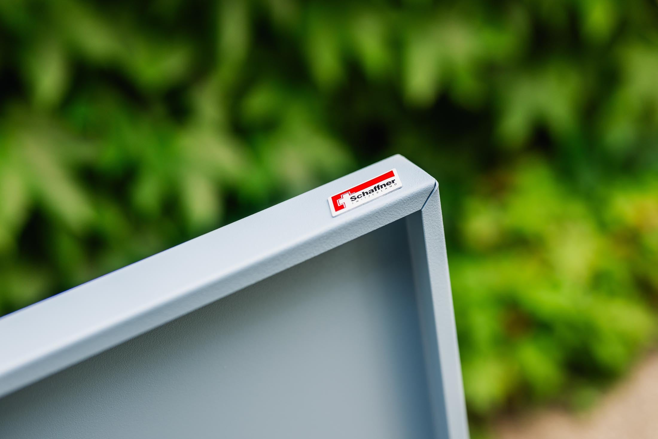 Robuster, klappbarer Säntis Metall-Gartentisch 70x70 cm, wetterfest, langlebig, platzsparend, modern design, Schweizer Qualität – perfekt für Garten, Balkon oder Terrasse.