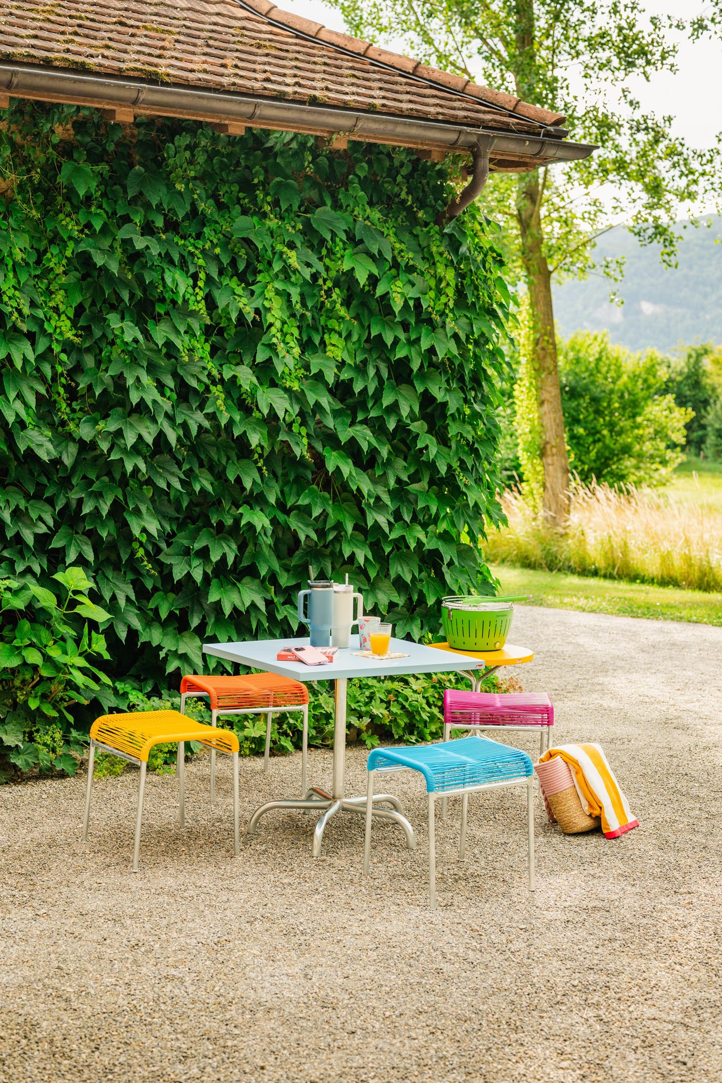 Robuster, klappbarer Säntis Metall-Gartentisch 70x70 cm, wetterfest, langlebig, leicht zu lagern, modernes Design, Schweizer Qualität – perfekt für Garten und Balkon.