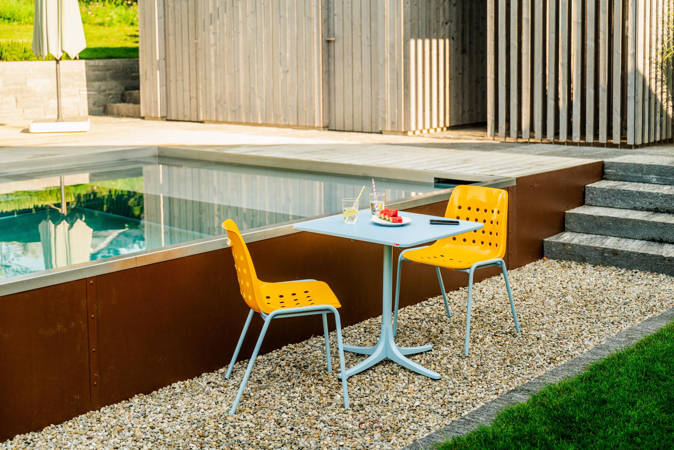 Eleganter, wetterfester Schaffner Gartentisch 70x70 aus Glasfaser, klappbar, UV-beständig, langlebig, platzsparend, Swiss Made – perfekt für Garten, Terrasse und Balkon.