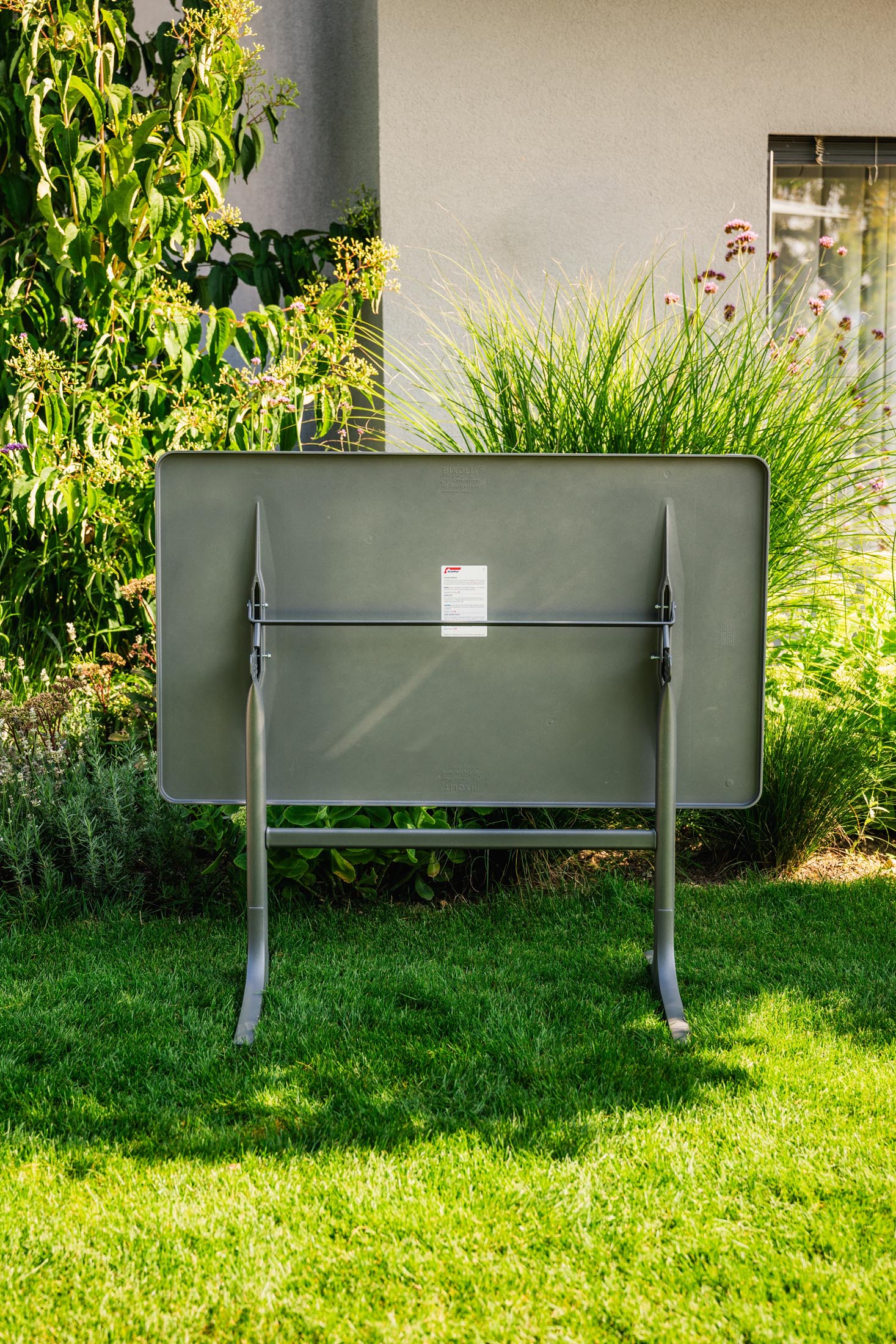 Moderner, wetterfester Glasfaser-Gartentisch 120x70 cm, klappbar, UV-beständig, langlebig, Schweizer Qualität – ideal für Balkon, Terrasse oder Garten.