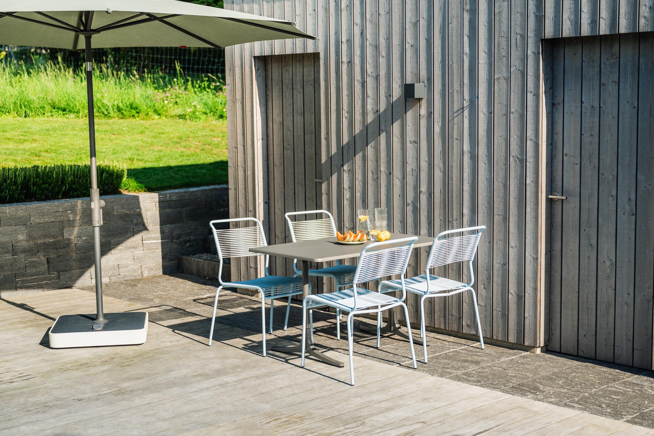 Moderner, wetterfester Gartentisch aus Glasfaser mit 120x70 cm, klappbar, langlebig, UV-beständig und Schweizer Qualität – perfekt für Balkon, Terrasse oder Garten.