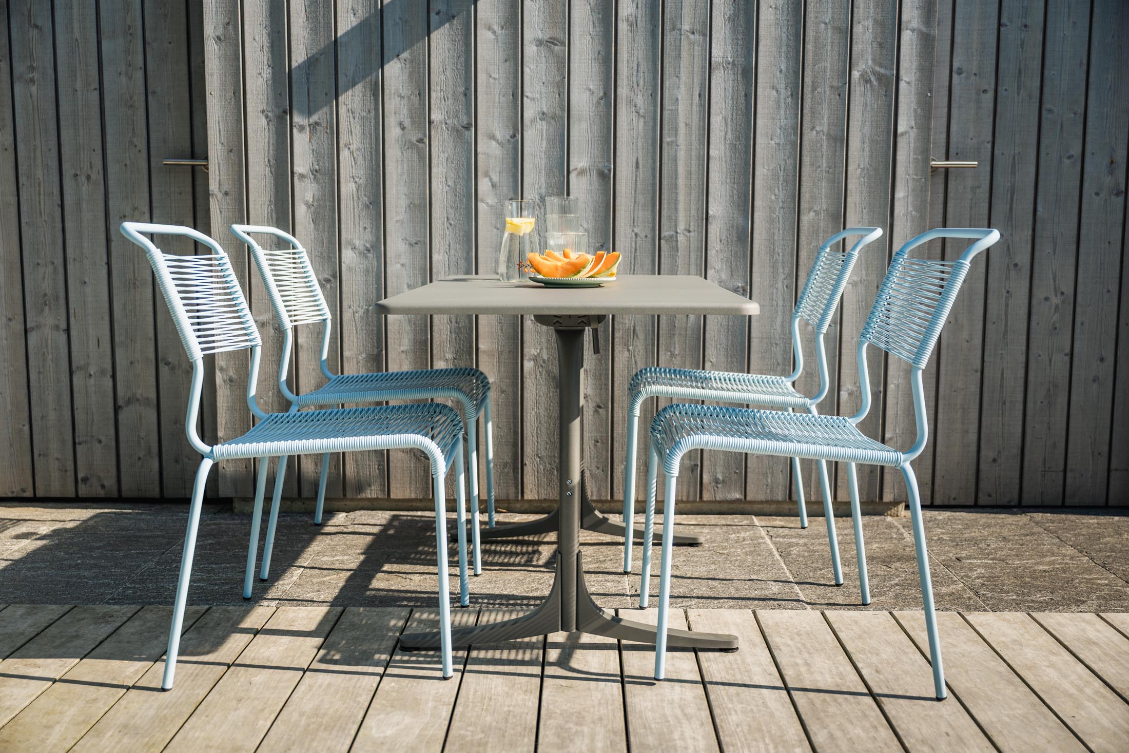 Moderner, wetterfester Glasfaser-Gartentisch 120x70 cm, klappbar, UV-beständig, langlebig, Schweizer Qualität – ideal für Balkon, Terrasse oder Garten.