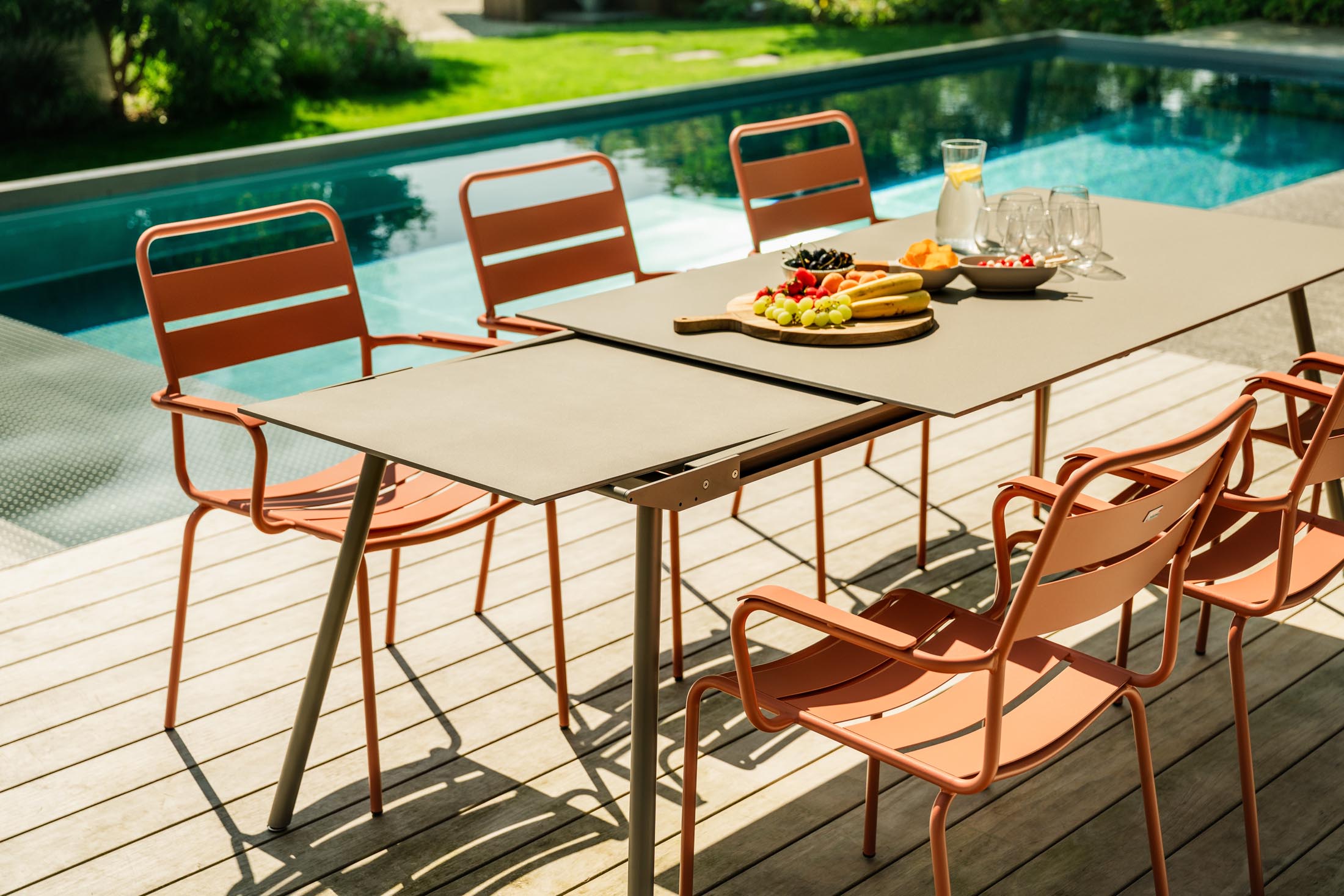 Eleganter und robuster Gartentisch aus Glasfaser, ausziehbar von 160 auf 220 cm, ideal für gesellige Abende im Freien.