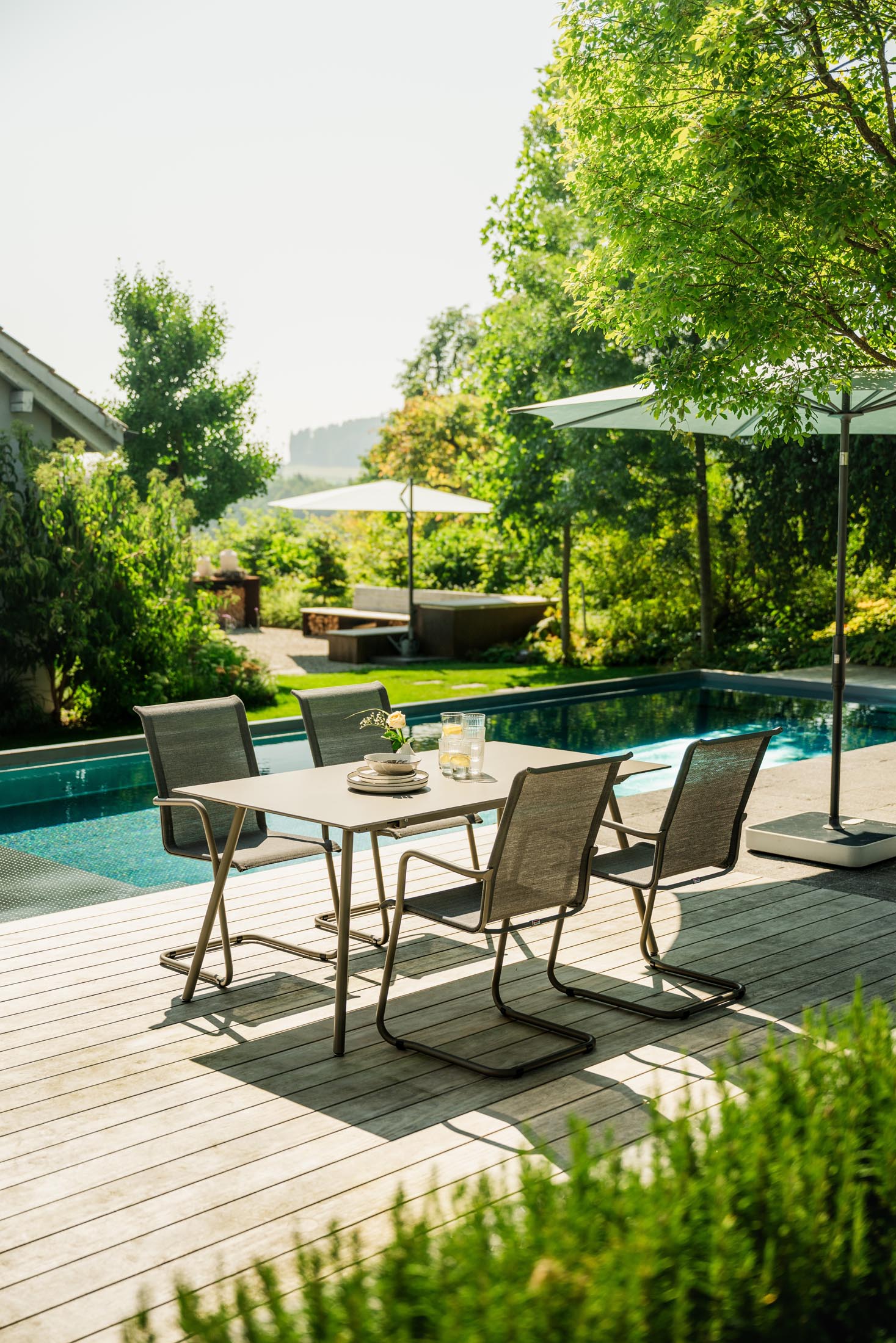 Hochwertiger Glasfaser-Gartentisch 160x90 cm von Schaffner, wetterfest, pflegeleicht, in vielfältigen Farben, langlebig, made in Switzerland – ideal für Garten & Balkon.
