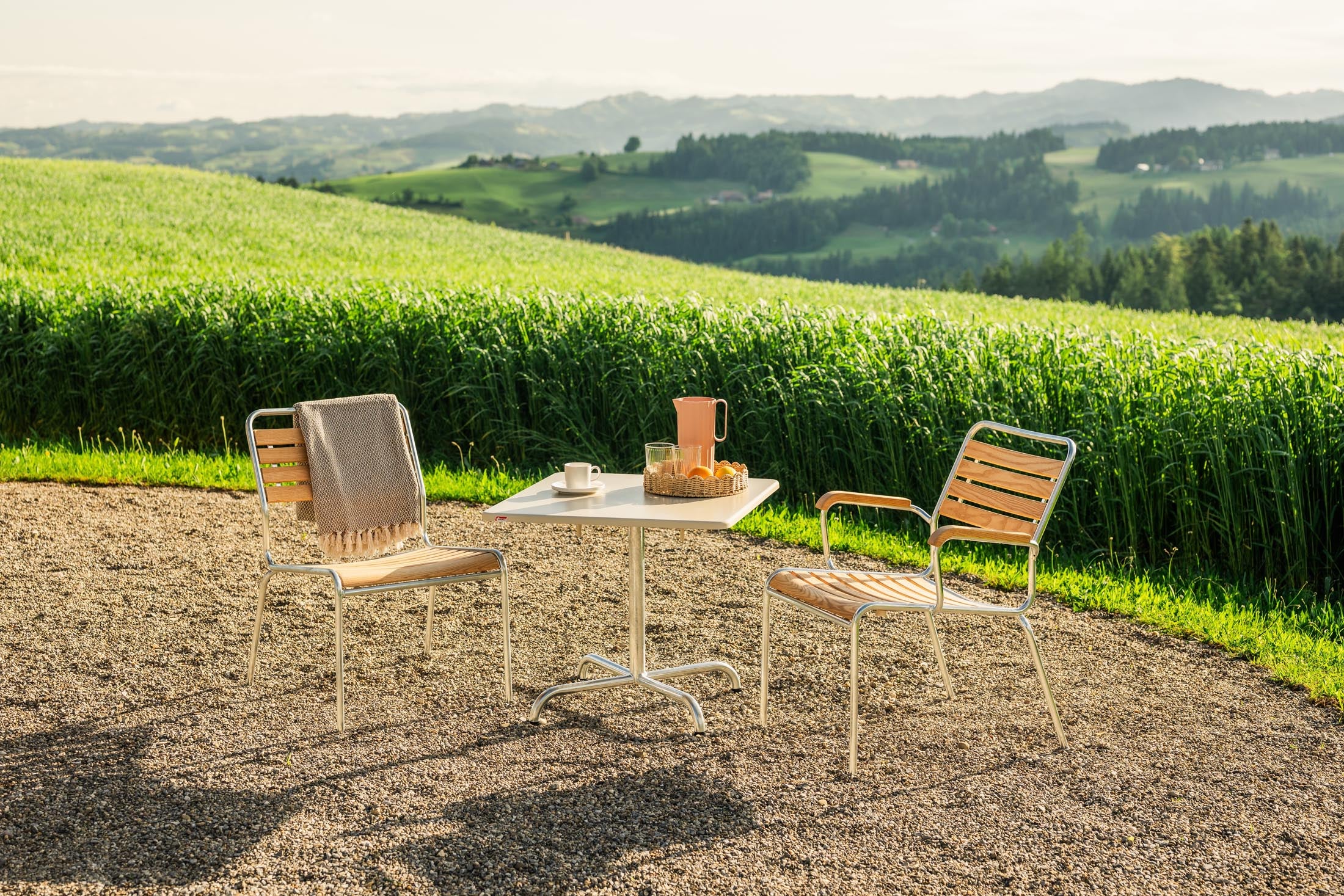 Eleganter, klappbarer Davos Glasfaser-Salontisch 70x70 cm – wetterfest, hitzebeständig, langlebig und pflegeleicht für Garten, Terrasse oder Gastronomie.