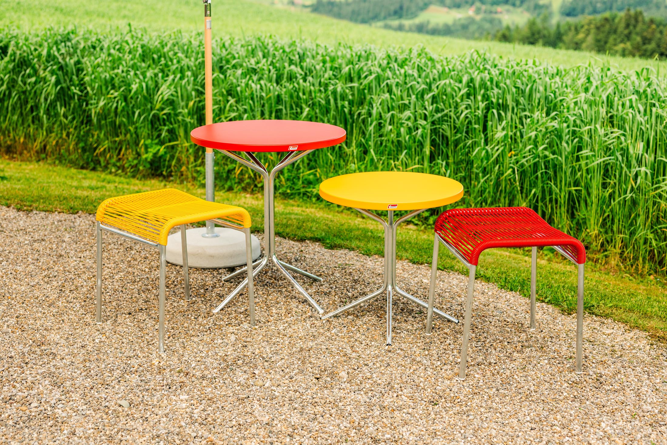 Robuster PIX Outdoor Beistelltisch ø54cm, wetterfest, leicht aufbaubar, langlebig, vielseitig einsetzbar, Schweizer Qualität – perfekt für Balkon, Garten und Terrasse.