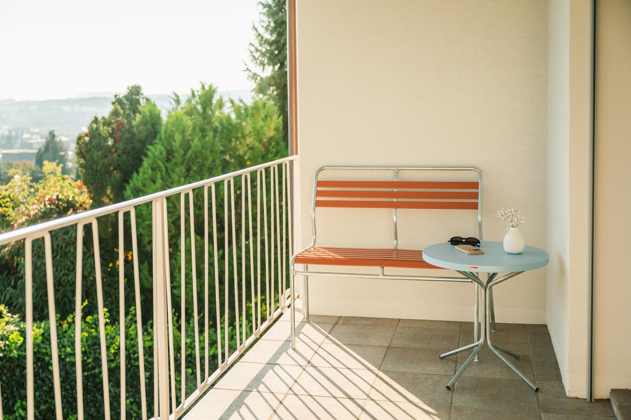 Wetterfester PIX Metall-Beistelltisch ø54cm, leicht montierbar ohne Werkzeug, langlebig, vielseitig einsetzbar auf Balkon, Terrasse oder Garten – Schweizer Qualität.