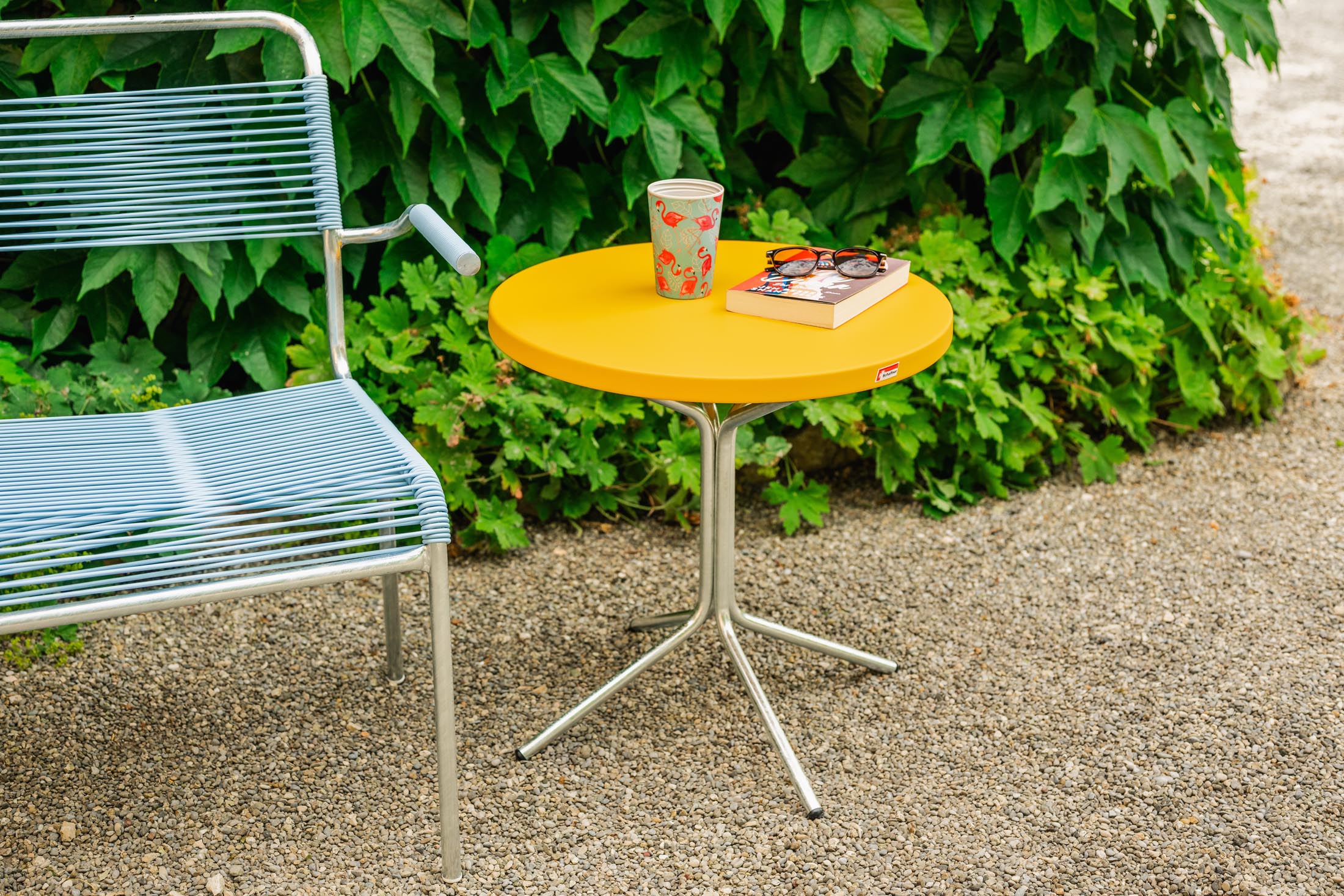 Wetterfester PIX Metall-Beistelltisch ø54cm, einfach zu montieren, robust und vielseitig, hochwertig in der Schweiz gefertigt – ideal für Balkon, Garten und Terrasse.
