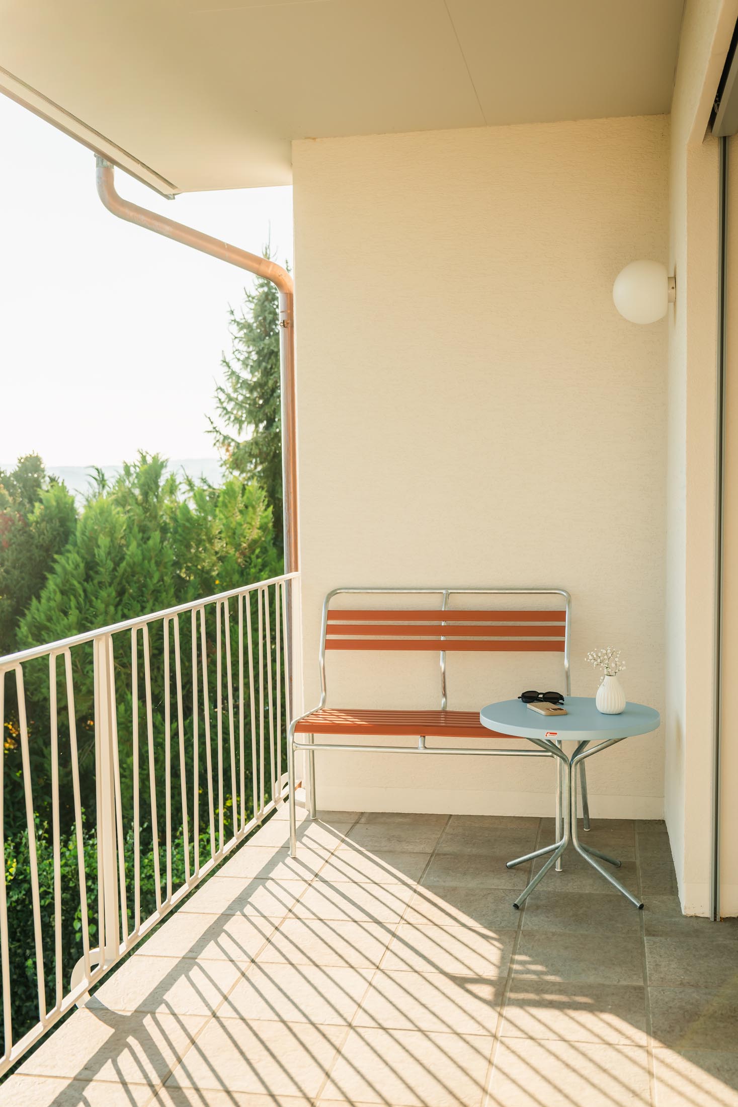 Eleganter PIX Metall-Beistelltisch für den Außenbereich, Ø54 cm, perfekt für entspannte Stunden im Freien und stilvolle Gartengestaltung.