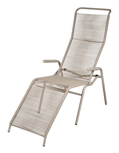 Entdecken Sie den eleganten Säntis Spaghetti Liegestuhl von Schaffner – wetterfest, bequem und nachhaltig. Ideal für Garten, Balkon und Terrasse. Made in Switzerland.