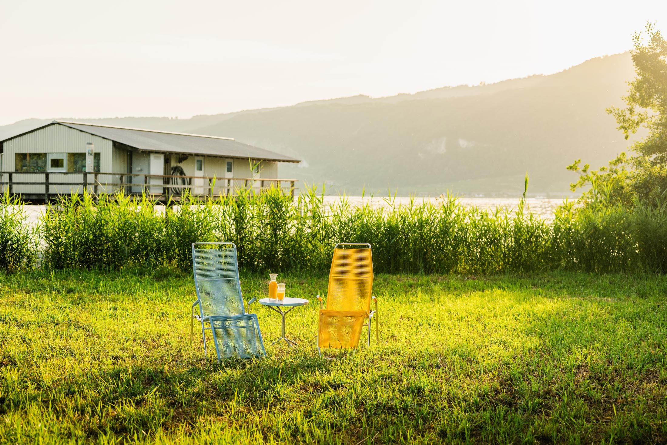 Entdecken Sie den robusten Säntis Spaghetti Liegestuhl von Schaffner: wetterfest, bequem, in modernen Farben, Schweizer Qualität – perfekt für Garten und Terrasse.
