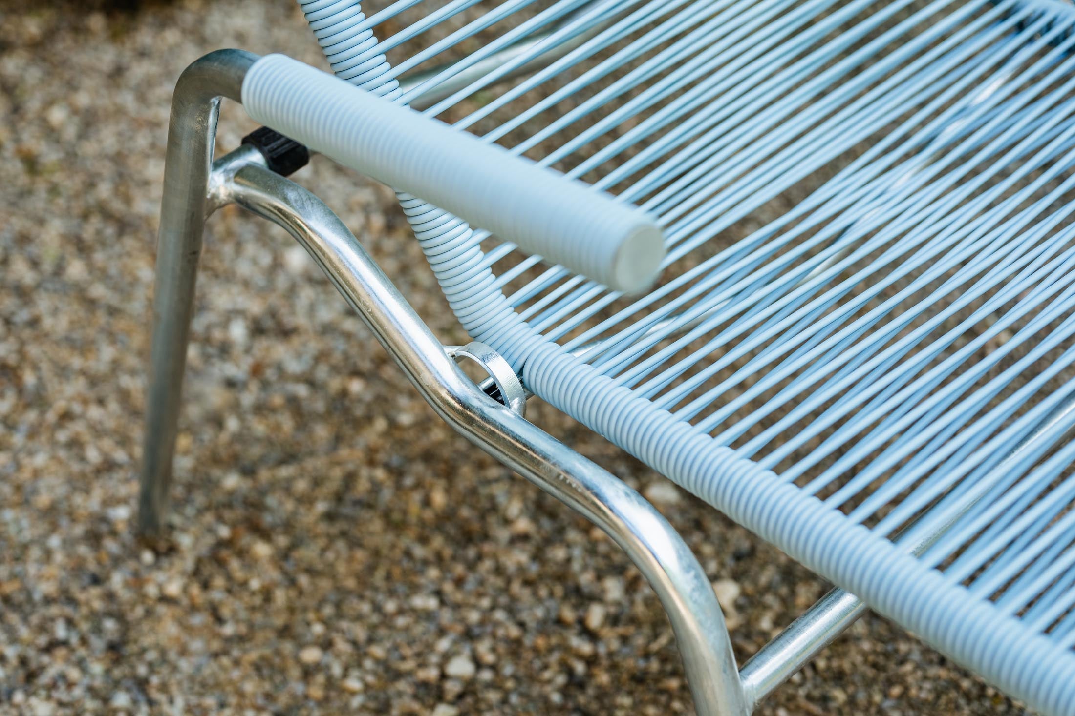 Hochwertiger Säntis Spaghetti Liegestuhl von Schaffner, wetterfest, langlebig, stilvolles Design, in vielfältigen Farben, made in Switzerland – ideal für Garten & Terrasse.