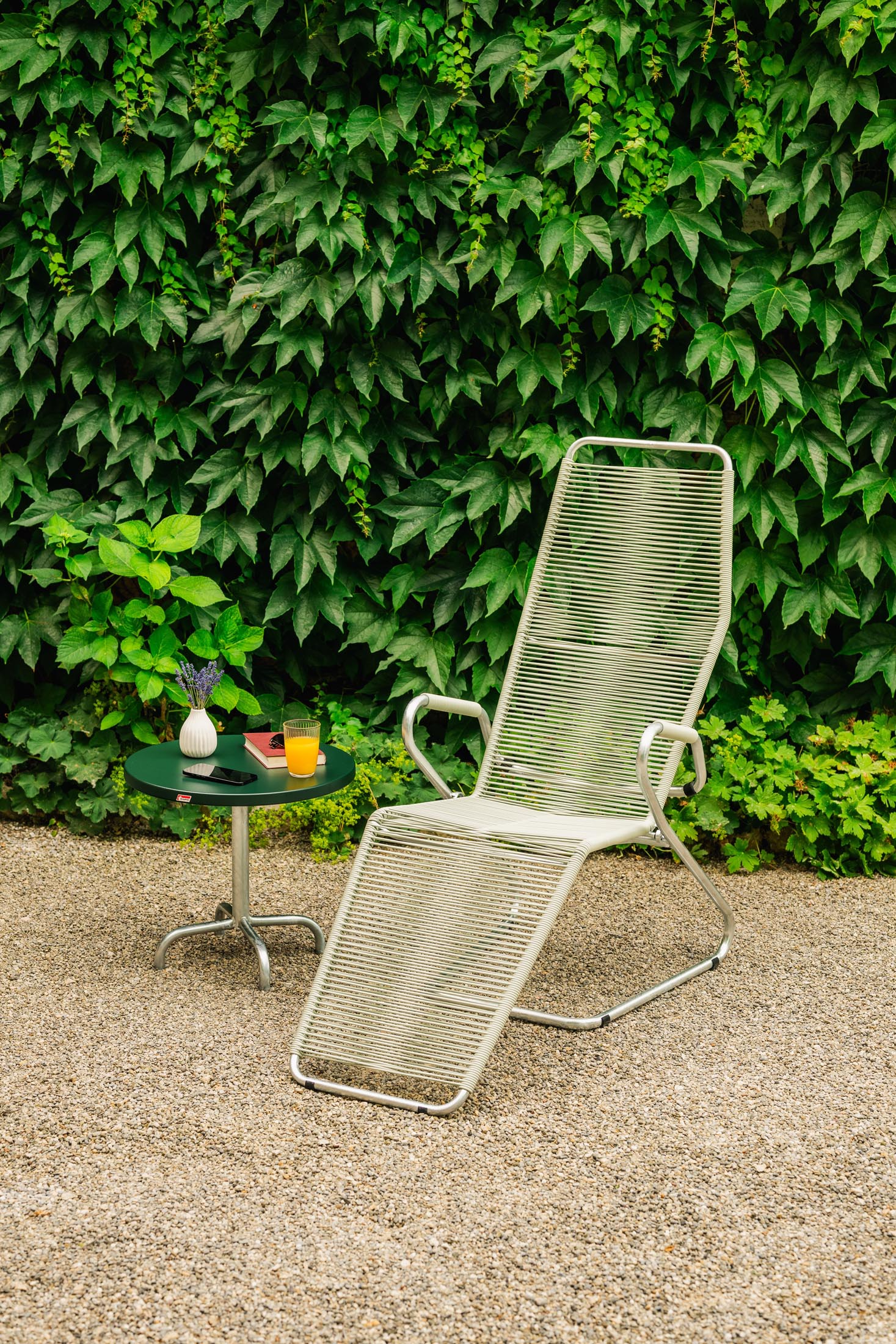 Hochwertiger Locarno Spaghetti Liegestuhl von Schaffner: wetterfest, ergonomisch, platzsparend stapelbar, langlebig, in vielfältigen Farben – perfekt für Garten und Terrasse.
