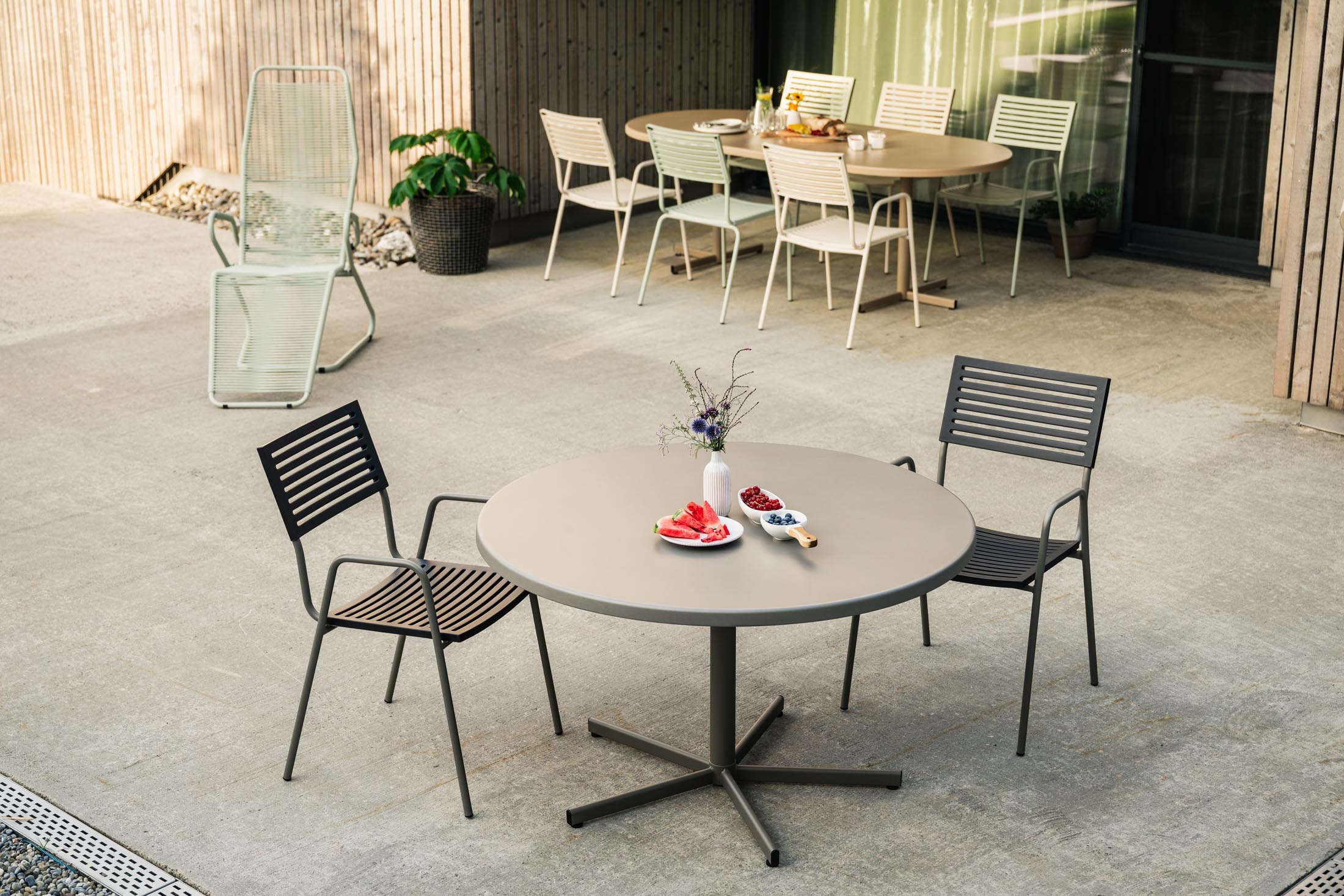 Moderner Bodensee Lamello-Gartenstuhl ohne Armlehne aus Schweizer Produktion, wetterfest, pflegeleicht und in vielfältigen Farben – langlebiges Design für den Außenbereich.