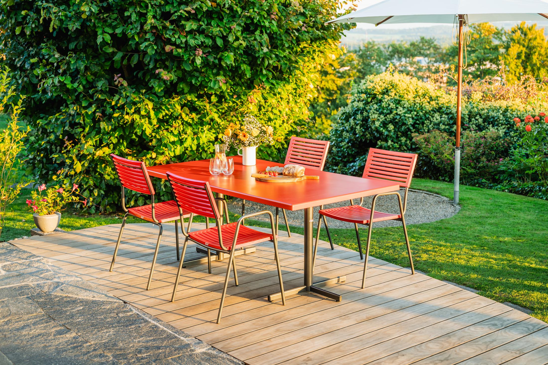Entdecken Sie den stilvollen Bodensee Lamello-Gartenstuhl ohne Armlehne: wetterfest, langlebig, pflegeleicht und in vielfältigen Farben – Schweizer Qualität für Ihren Außenbereich.