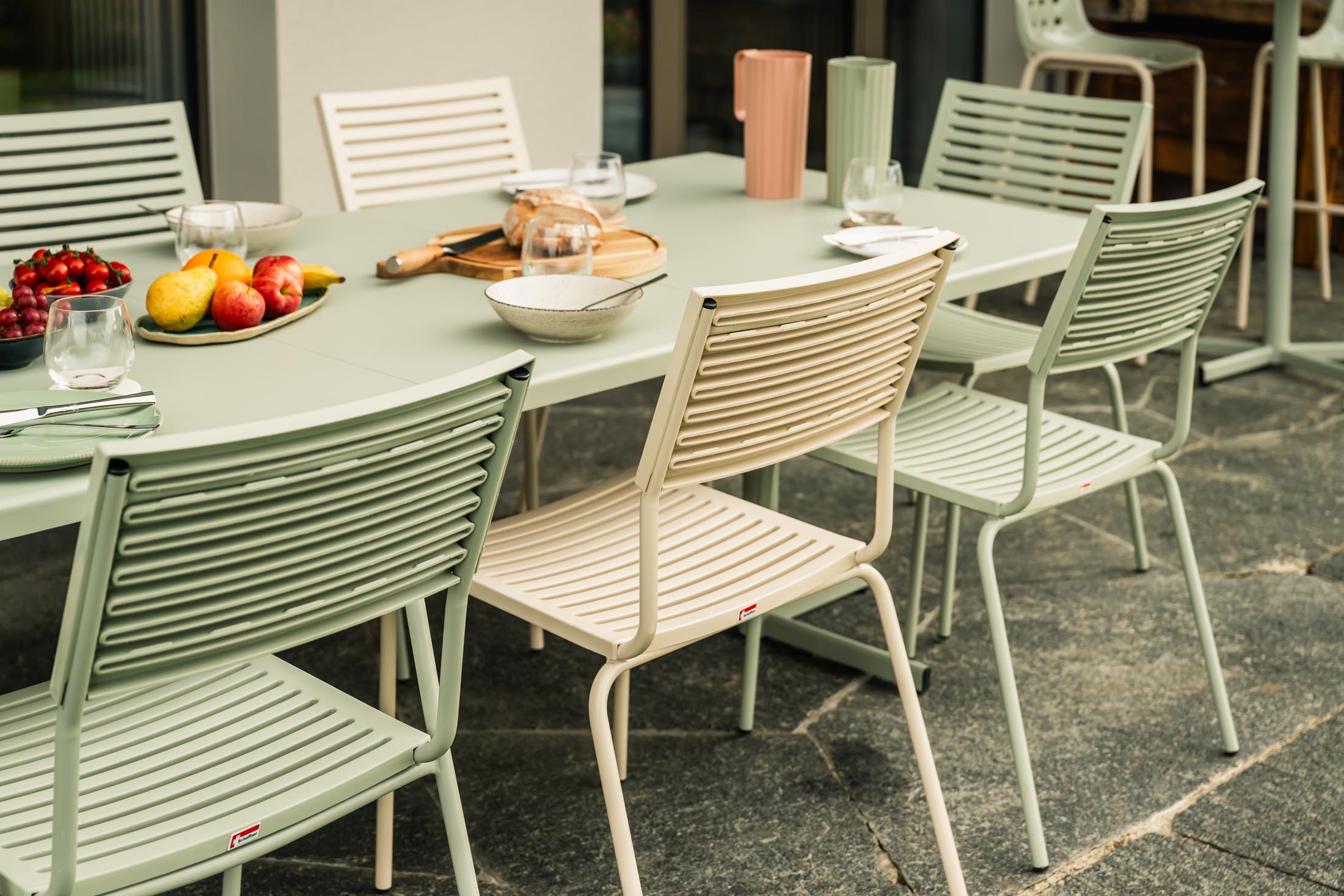 Eleganter Lamello-Gartenstuhl ohne Armlehne, wetterfest, langlebig und pflegeleicht. Schweizer Qualität, modernes Design, perfekt für Terrasse und Garten.