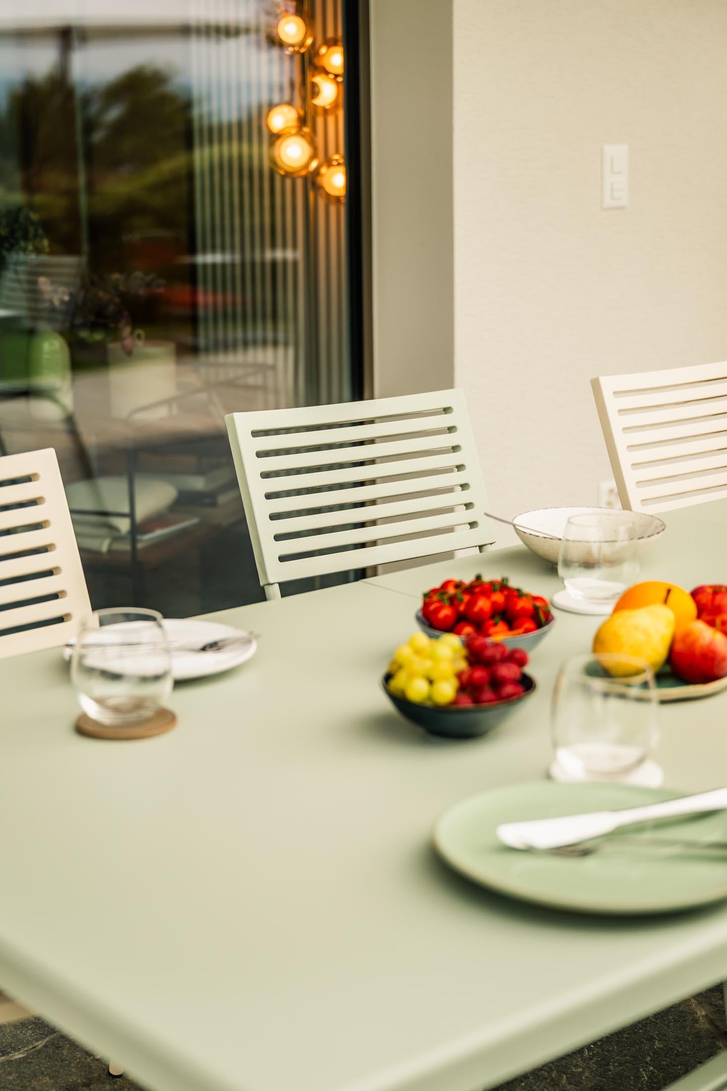 Moderner Bodensee Lamello-Gartenstuhl ohne Armlehne, wetterfest, langlebig, pflegeleicht und aus Schweizer Handwerkskunst – ideal für Garten, Terrasse und Balkon.