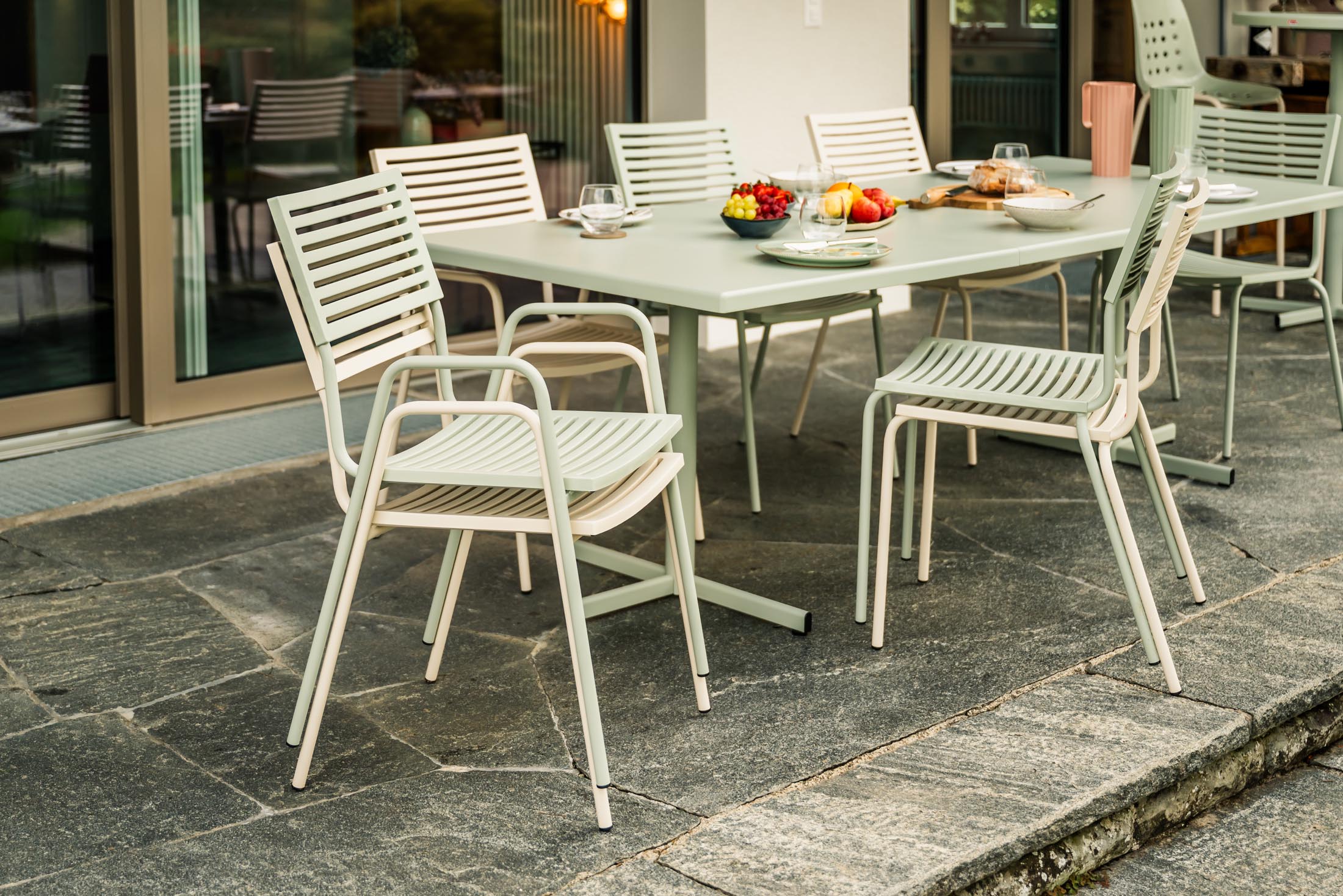 Bodensee Lamello-Gartenstuhl mit Armlehne in Anthrazit präsentiert im Onlineshop von KAQTU Design AG. Gartenstuhl mit Armlehnen ist von Schaffner