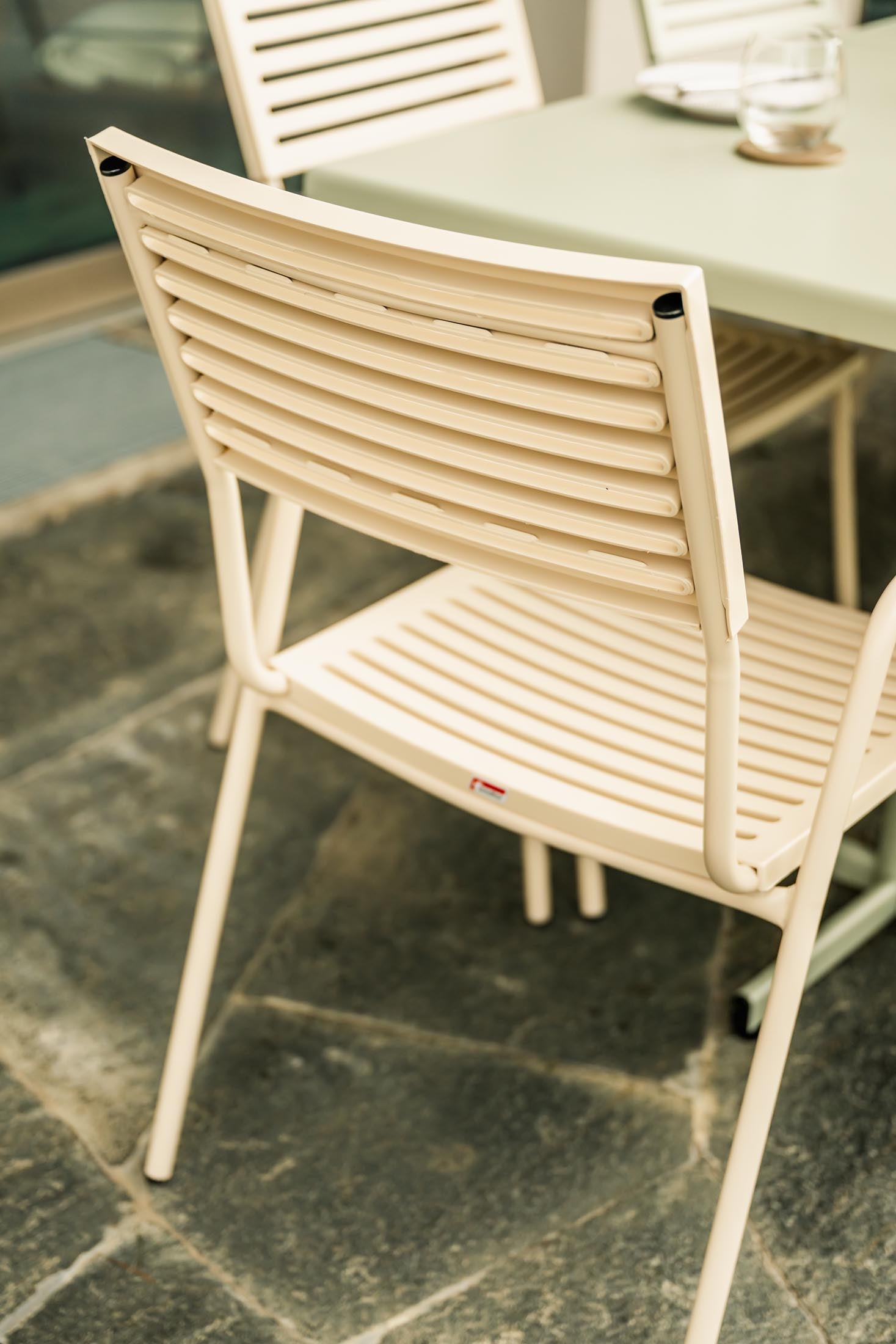 Bodensee Lamello-Gartenstuhl mit Armlehne in Anthrazit präsentiert im Onlineshop von KAQTU Design AG. Gartenstuhl mit Armlehnen ist von Schaffner