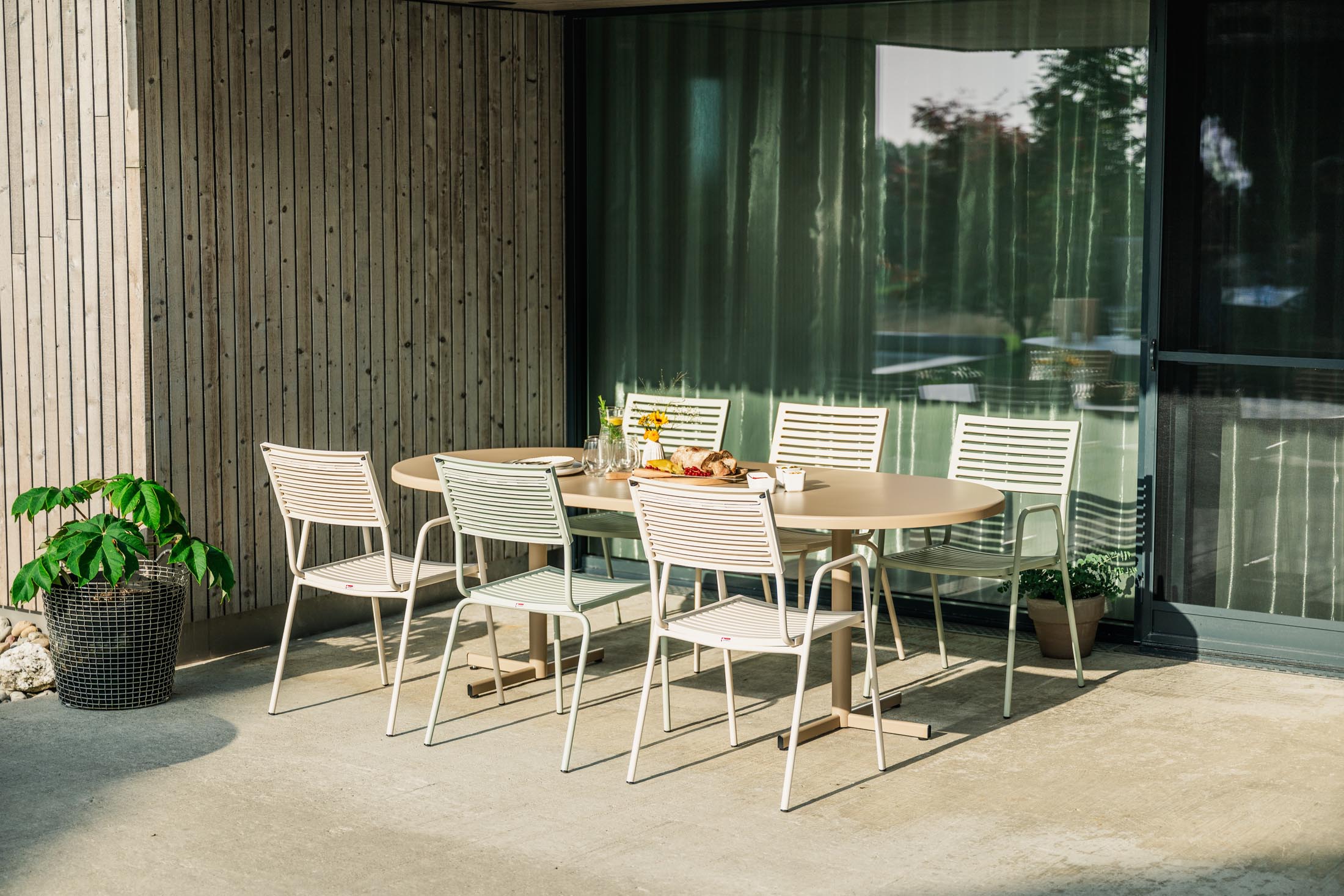 Hochwertiger Bodensee Lamello-Gartenstuhl mit Armlehne, wetterfest, UV-beständig, langlebig, pflegeleicht und nachhaltig – Schweizer Qualität für Ihren Outdoor-Bereich.