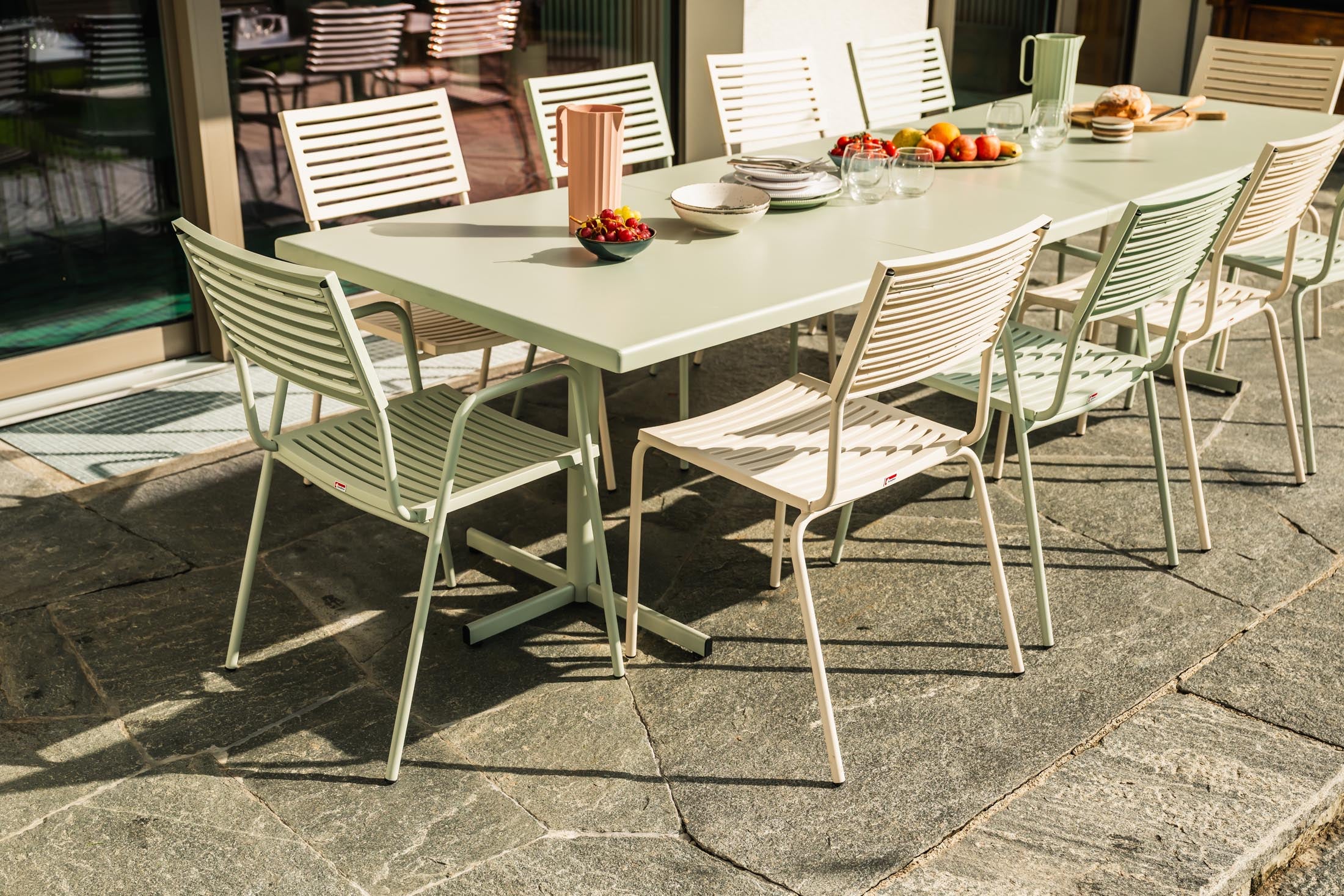 Stilvoller Bodensee Lamello-Gartenstuhl mit Armlehne, wetterfest, UV-beständig, langlebig und pflegeleicht. Schweizer Qualität für Terrasse, Balkon oder Garten.